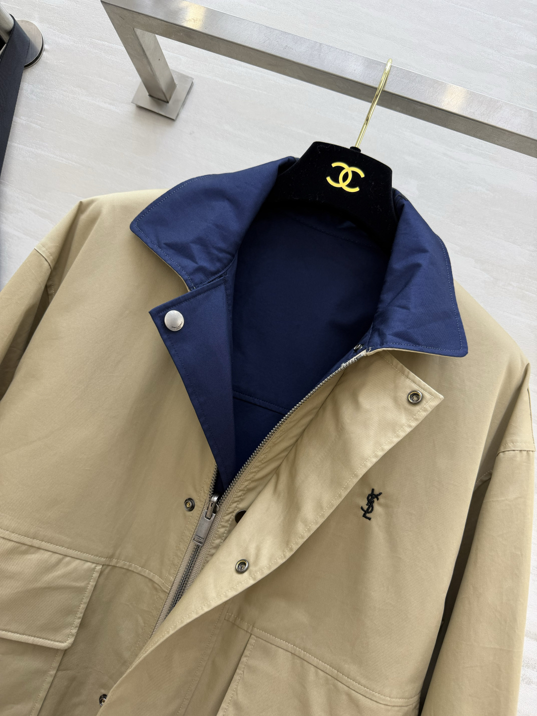 ▫ysl²⁶正反两穿撞色工装外套 ▫双面可穿，一件两种穿搭效果 ▫藏青撞色翻领，胸口小logo点缀 ▫双贴袋工装设计，宽