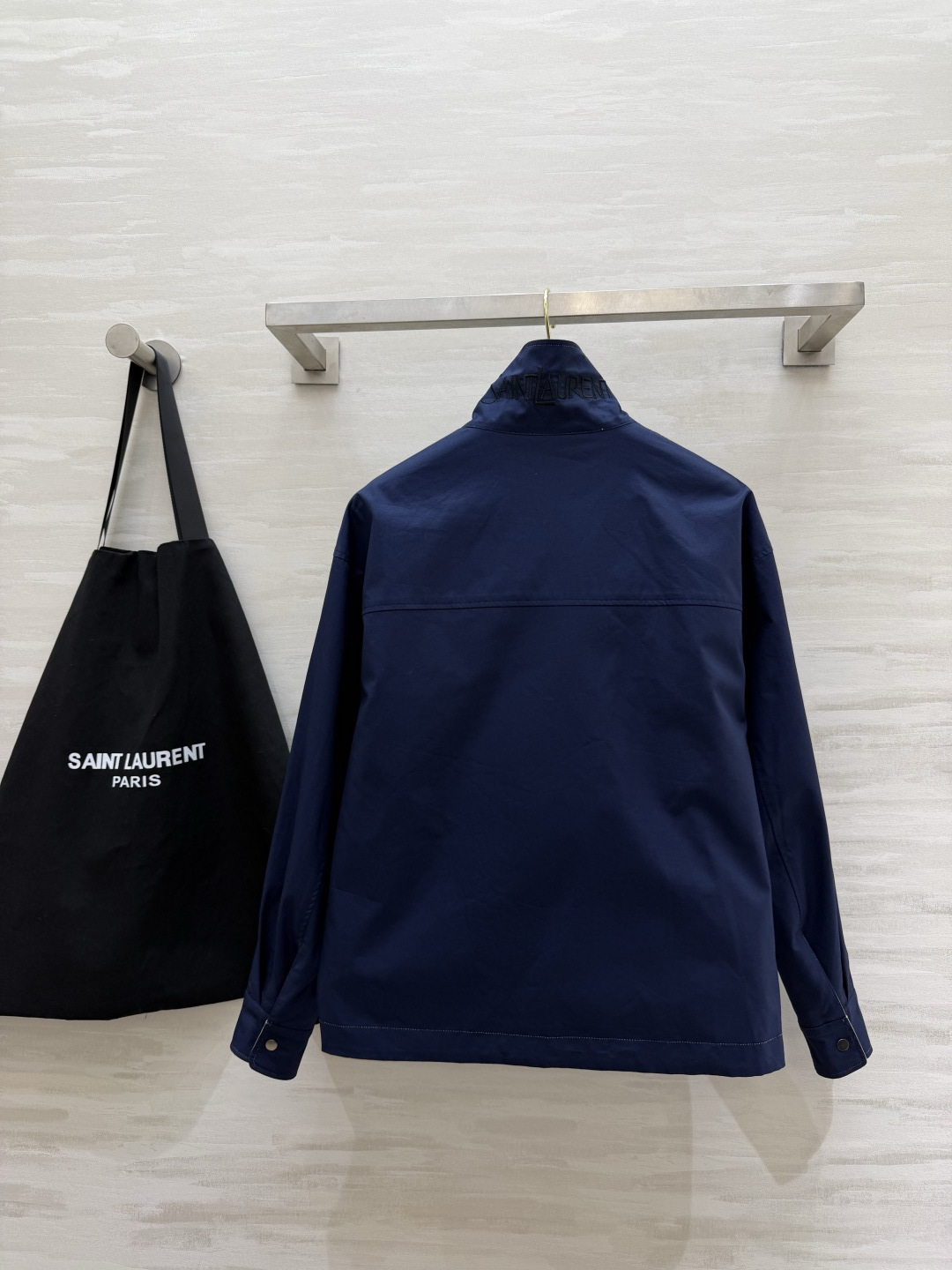 ▫ysl²⁶正反两穿撞色工装外套 ▫双面可穿，一件两种穿搭效果 ▫藏青撞色翻领，胸口小logo点缀 ▫双贴袋工装设计，宽