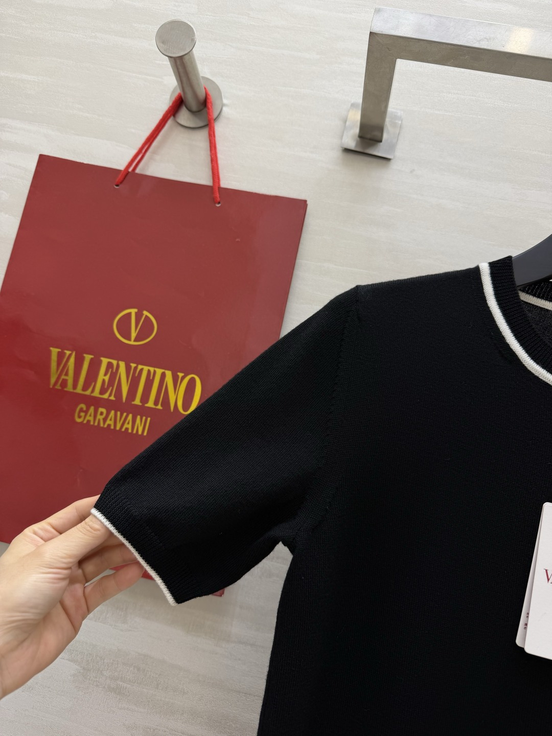 ▫Valentin♡²⁶撞色圆领针织短袖 ▫细腻透气针织面料，春夏实穿 ▫黑白撞色领边袖口，细节高级 ▫微宽松合身版型，