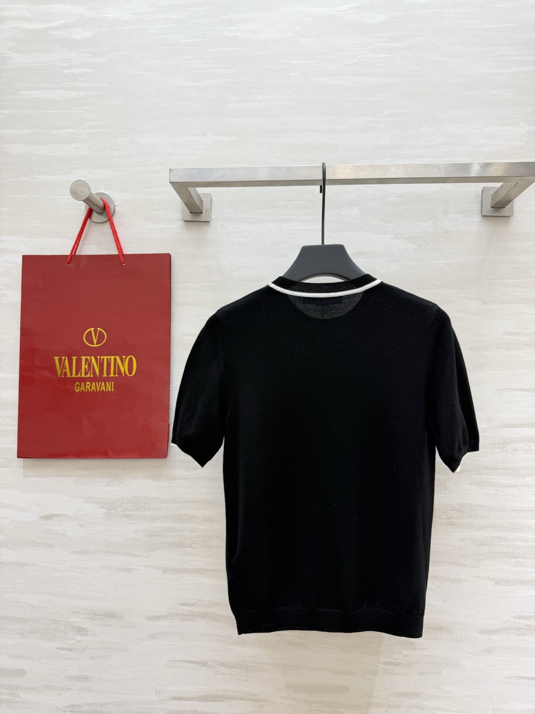 ▫Valentin♡²⁶撞色圆领针织短袖 ▫细腻透气针织面料，春夏实穿 ▫黑白撞色领边袖口，细节高级 ▫微宽松合身版型，