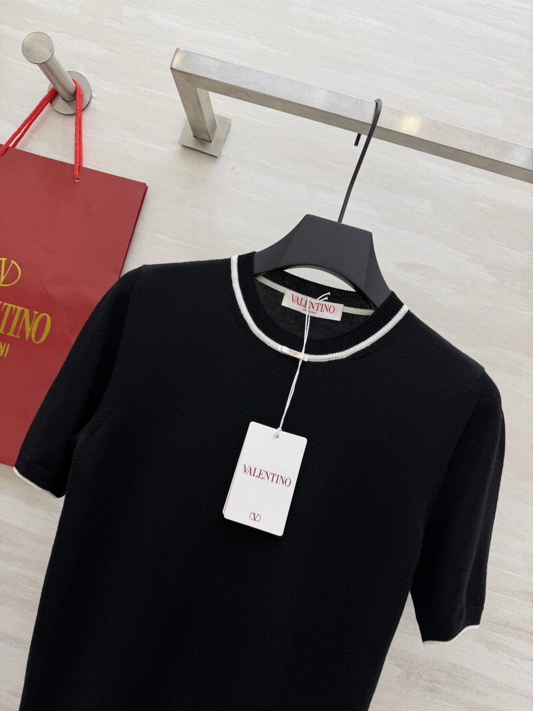 ▫Valentin♡²⁶撞色圆领针织短袖 ▫细腻透气针织面料，春夏实穿 ▫黑白撞色领边袖口，细节高级 ▫微宽松合身版型，