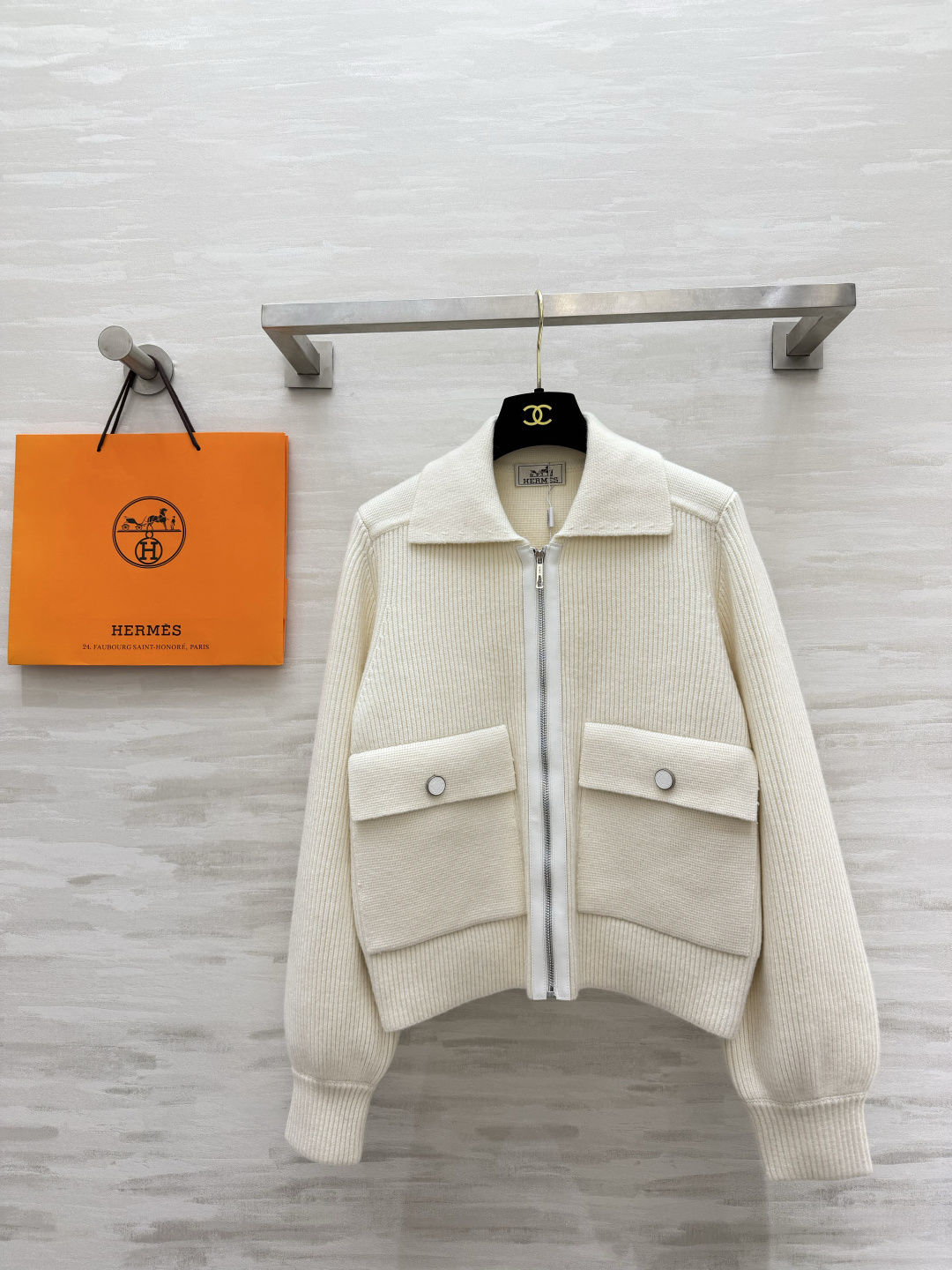 NO:932405,Hermès lapel zipper knitted short jacket. Heavy pitted knit, thick and textured. Metal zipper + patch pocket button, exquisite details. Short fit tailoring, optimized body proportions. Off-white/black color, versatile for commuting and leisure!  High-quality customization, available in stock first size S/M/L (S size shoulder width 36, bust 96, length 51), Hermès-clothing, hermes, hermes, jackets & coats,19860909Hermès翻领拉链针织短外套 重磅坑条针织,厚实有质感 金属拉链+贴袋纽扣,细节考究 短款合身剪裁,优化身材比例 米白/黑色两色,通勤休闲百搭款！高品质定制 现货首发sizeS/M/L（s码肩宽36,胸围96,衣长51）,爱马仕-服装,hermes,hermes,jackets & coats,,Women's clothing