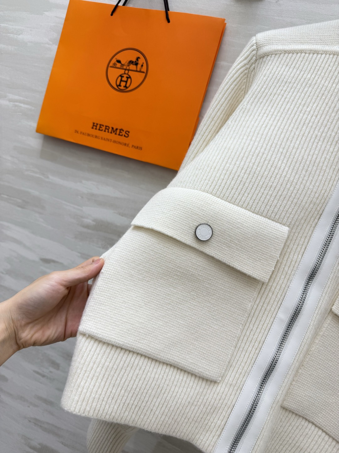 ▫Hermès翻领拉链针织短外套 ▫重磅坑条针织，厚实有质感 ▫金属拉链+贴袋纽扣，细节考究 ▫短款合身剪裁，优化身材比