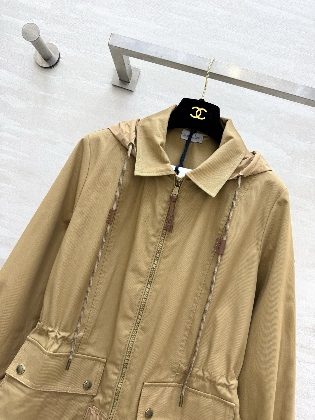 ▫Moncle♡²⁶翻领连帽风衣 ▫防风耐磨面料，版型挺括 ▫工装口袋+金色扣，细节精致 ▫袖口下摆抽绳，松紧随心调节 