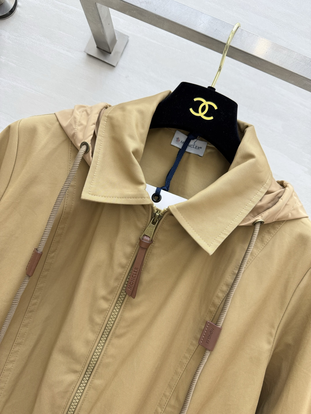 ▫Moncle♡²⁶翻领连帽风衣 ▫防风耐磨面料，版型挺括 ▫工装口袋+金色扣，细节精致 ▫袖口下摆抽绳，松紧随心调节 