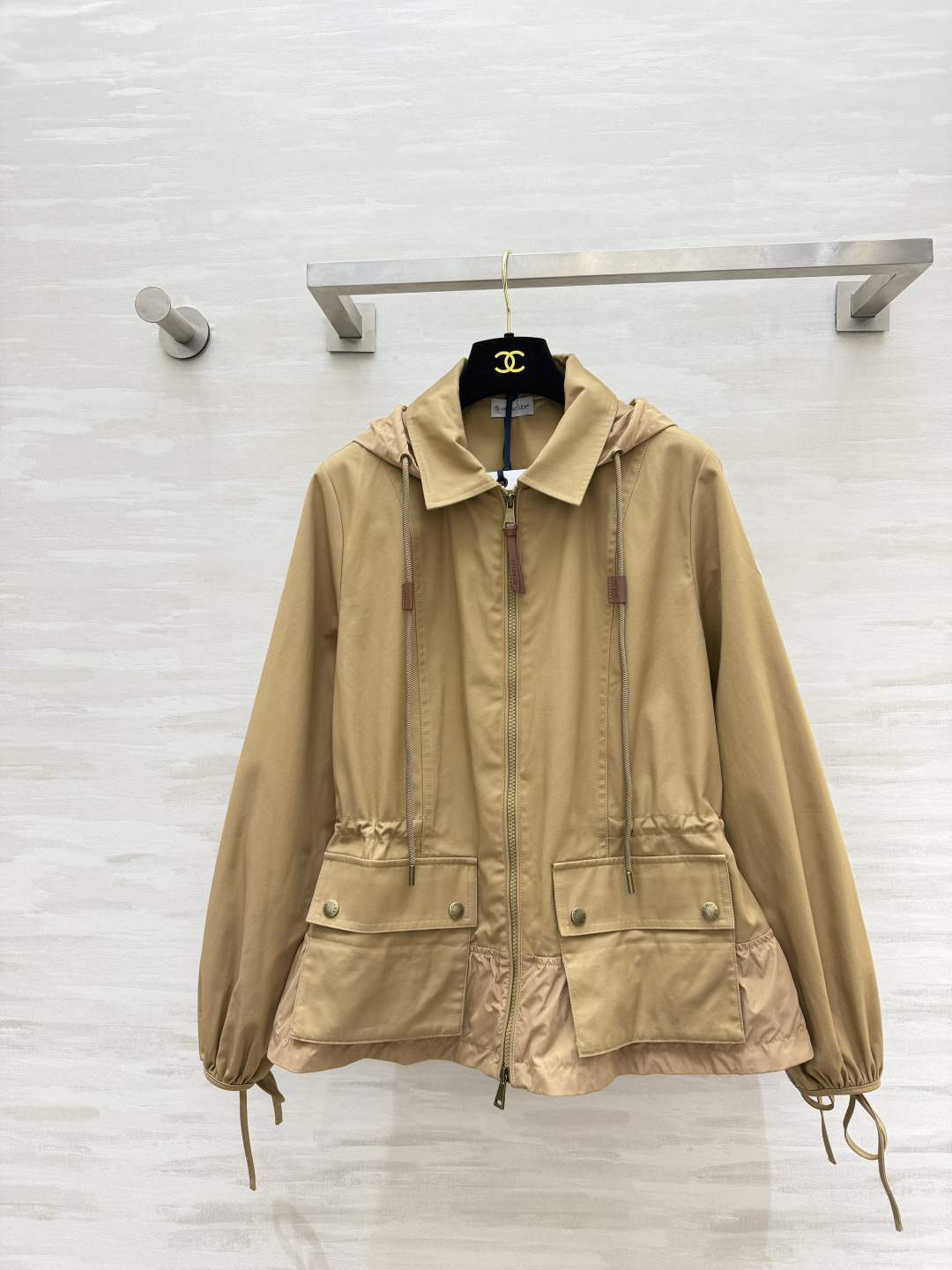 NO:932390,Moncle lapel hooded windbreaker, windproof and wear-resistant fabric, crisp fit, cargo pockets + gold buckles, exquisite details, drawstring at the cuffs and hem, easy and precise adjustment, Khaki/black two-tone, versatile jacket for traveling and commuting!  High-quality customization, available in stock first size S/M/L (S size shoulder width 38, bust 98, length 59), Moncler-clothing, Moncler, jackets & coats, hats,19860909Moncle翻领连帽风衣 防风耐磨面料,版型挺括 工装口袋+金色扣,细节精致 袖口下摆抽绳,松紧随心调节 卡其/黑色双色,出游通勤百搭外套！高品质定制 现货首发sizeS/M/L（s码肩宽38,胸围98,衣长59）,蒙口-服装,Moncler,jackets & coats,hats,,Women's clothing