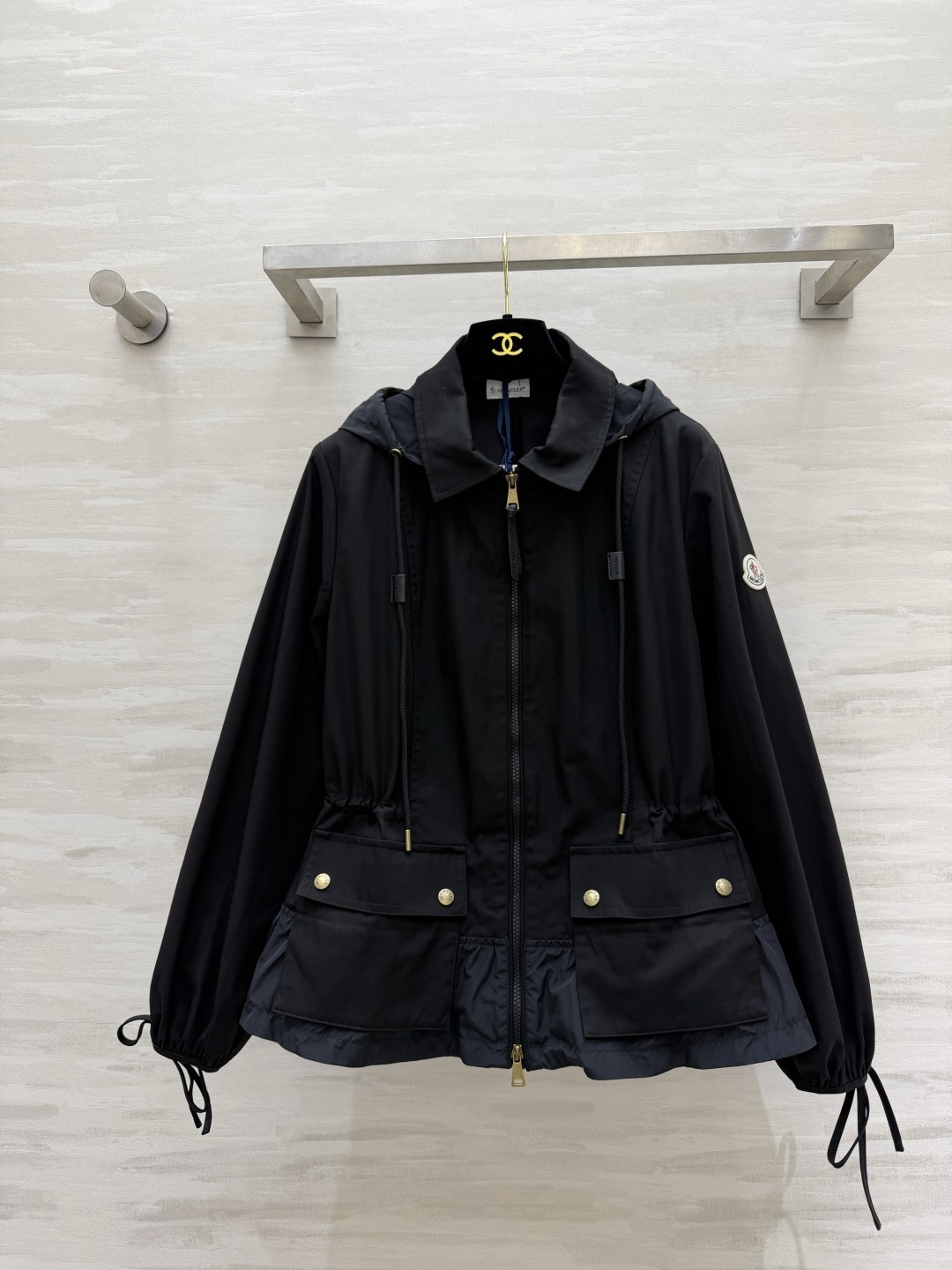 NO:932399,Moncle lapel hooded windbreaker, windproof and wear-resistant fabric, crisp fit, cargo pockets + gold buckles, exquisite details, drawstring at the cuffs and hem, easy and precise adjustment, Khaki/black two-tone, versatile jacket for traveling and commuting!  High-quality customization, available in stock first size S/M/L (S size shoulder width 38, bust 98, length 59), Moncler-clothing, Moncler, jackets & coats, hats,19860909Moncle翻领连帽风衣 防风耐磨面料,版型挺括 工装口袋+金色扣,细节精致 袖口下摆抽绳,松紧随心调节 卡其/黑色双色,出游通勤百搭外套！高品质定制 现货首发sizeS/M/L（s码肩宽38,胸围98,衣长59）,蒙口-服装,Moncler,jackets & coats,hats,,Women's clothing