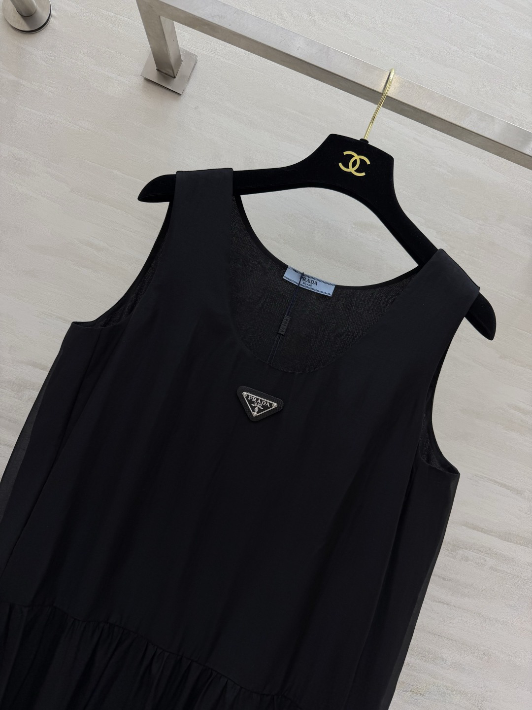 ▫Prad♡²⁶丝棉绡无袖背心连衣裙 ▫9‘M丝棉绡料子，轻盈通透、垂感佳 ▫U领无袖+高腰散摆，遮肉显瘦 ▫胸前三角标
