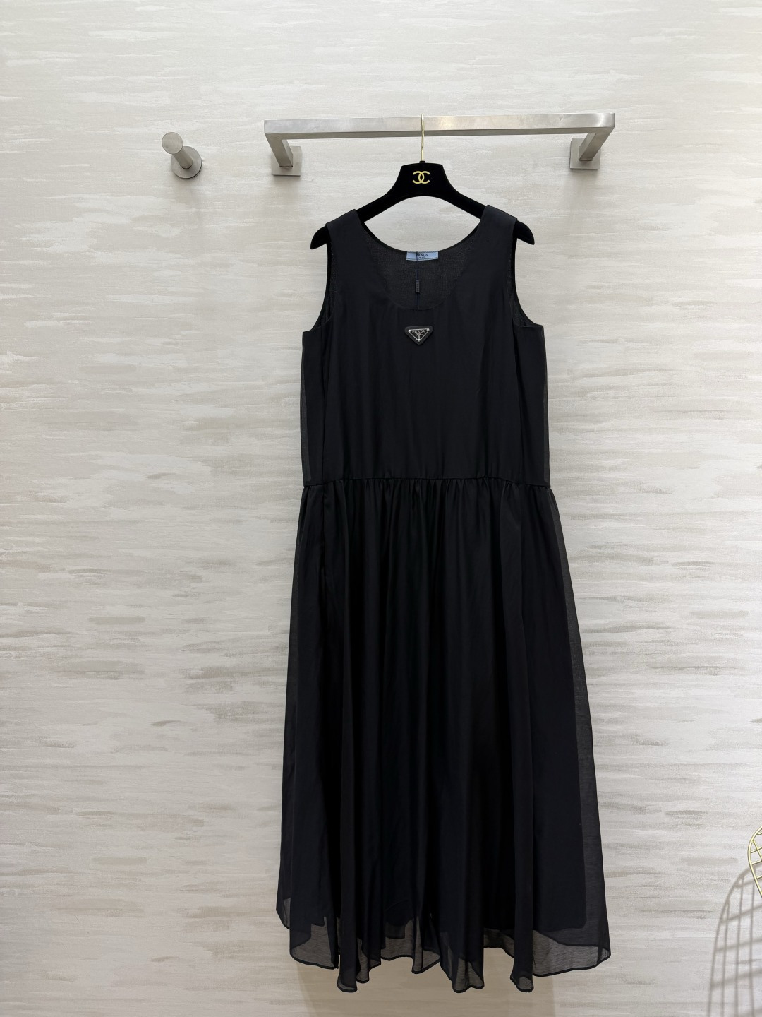 NO:932670,Prad silk cotton gauze sleeveless vest dress 9'M silk cotton gauze material, light and transparent, good drape U-neck sleeveless + high waist, covering the flesh and making you look slimmer. Triangular logo on the chest, full of brand recognition, off-white/black two-color, versatile long skirt for vacation and commuting!  High-quality customization, available in stock first size S/M/L (M size bust 96, skirt length 134), prada, skirts,19860909Prad丝棉绡无袖背心连衣裙 9‘M丝棉绡料子,轻盈通透、垂感佳 U领无袖+高腰散摆,遮肉显瘦 胸前三角标,品牌辨识度拉满 米白/黑色双色,度假通勤百搭长裙！高品质定制 现货首发sizeS/M/L（M码胸围96,裙长134）,,prada,skirts,,Women's clothing