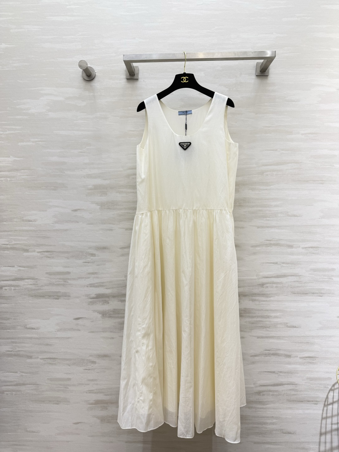 NO:932385,Prad silk cotton gauze sleeveless vest dress 9'M silk cotton gauze material, light and transparent, good drape U-neck sleeveless + high waist, covering the flesh and making you look slimmer. Triangular logo on the chest, full of brand recognition, off-white/black two-color, versatile long skirt for vacation and commuting!  High-quality customization, available in stock first size S/M/L (M size bust 96, skirt length 134), Prada-clothing, prada, prada, skirts,19860909Prad丝棉绡无袖背心连衣裙 9‘M丝棉绡料子,轻盈通透、垂感佳 U领无袖+高腰散摆,遮肉显瘦 胸前三角标,品牌辨识度拉满 米白/黑色双色,度假通勤百搭长裙！高品质定制 现货首发sizeS/M/L（M码胸围96,裙长134）,普拉达-服装,prada,prada,skirts,,Women's clothing