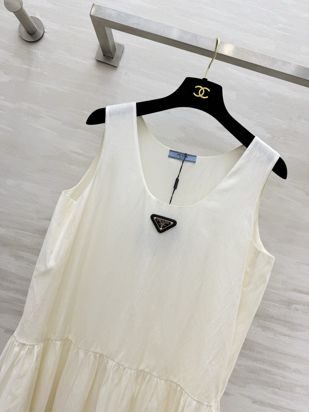 ▫Prad♡²⁶丝棉绡无袖背心连衣裙 ▫9‘M丝棉绡料子，轻盈通透、垂感佳 ▫U领无袖+高腰散摆，遮肉显瘦 ▫胸前三角标