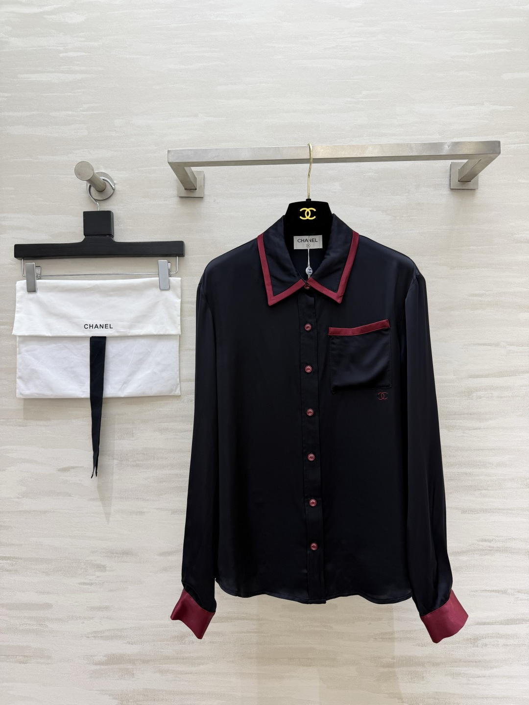 NO:932364,ChaneP contrast satin long-sleeved shirt. Black bottom and burgundy contrast design, retro atmosphere. High-quality satin fabric, smooth and shiny. Single-breasted lapel, embroidered pocket details. High-end commuting style, can be worn with skirts or trousers!  High quality customization, available in stock first size S/M/L (), Chanel-clothing, chanel, chanel, skirts, shirts,19860909ChaneP撞色缎面长袖衬衫 黑底酒红撞色设计,复古氛围感 高品质缎面面料,顺滑有光泽 翻领单排扣,口袋刺绣小标细节 高级通勤款,搭半裙、西裤皆可！高品质定制 现货首发sizeS/M/L（）,香奈儿-服装,chanel,chanel,skirts,shirts,,Women's clothing