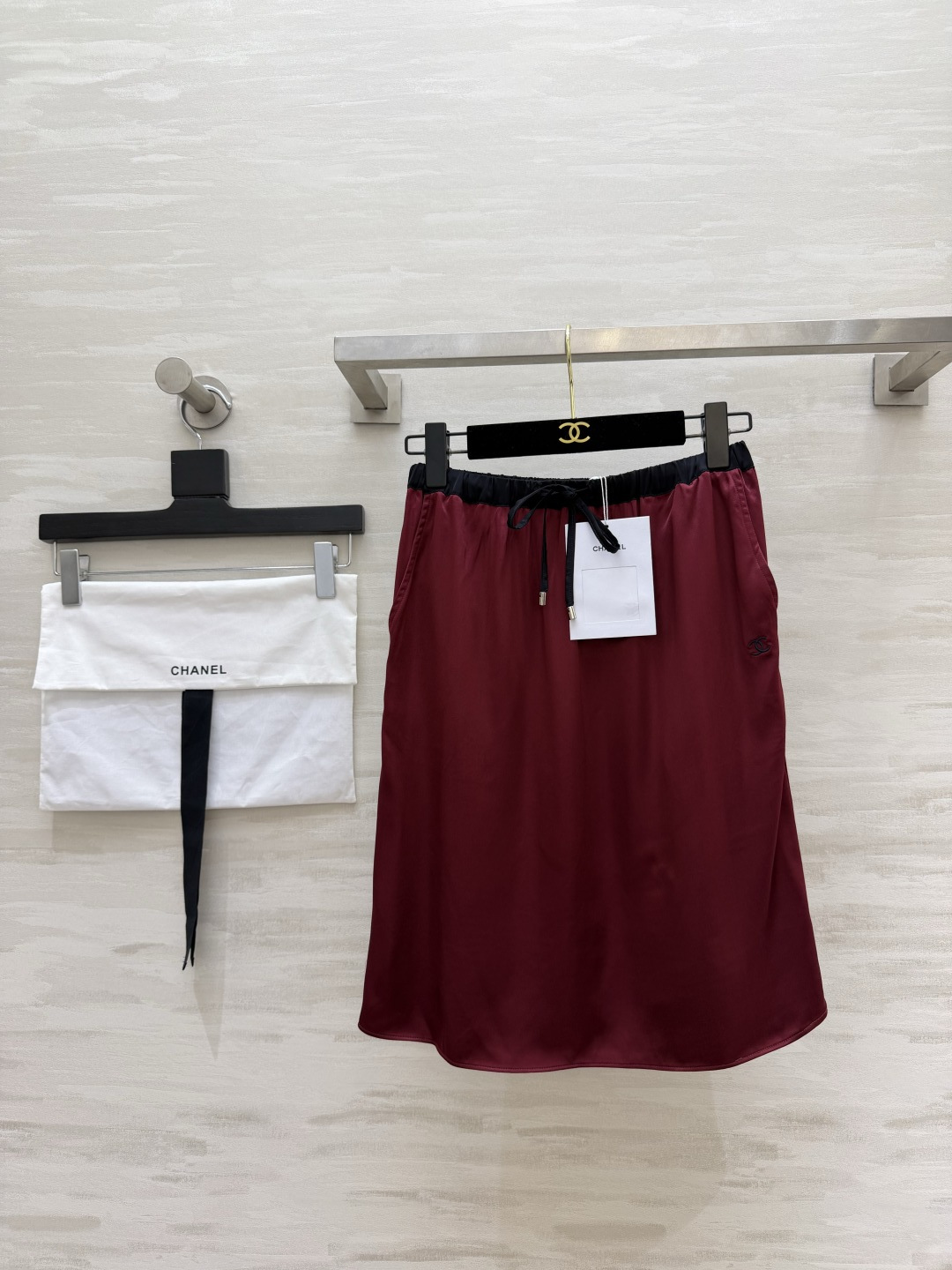 NO:932375,ChaneP burgundy mid-length skirt. High-quality satin fabric with excellent drape and luster. Black-edged drawstring elastic waist, comfortable to put on and take off. Straight version + side pockets, practical and good-looking. Pair it with the same series of shirts to complete the atmosphere!  High quality customization, available in stock first size S/M/L (), Chanel-clothing, chanel, chanel, skirts, shirts,19860909ChaneP酒红色中长半裙 高品质缎面面料,垂感光泽优秀 黑边抽绳松紧腰,穿脱舒适自在 直筒版型+侧边口袋,实用好看 搭配同系列衬衫成套氛围感直接拉满！高品质定制 现货首发sizeS/M/L（）,香奈儿-服装,chanel,chanel,skirts,shirts,,Women's clothing