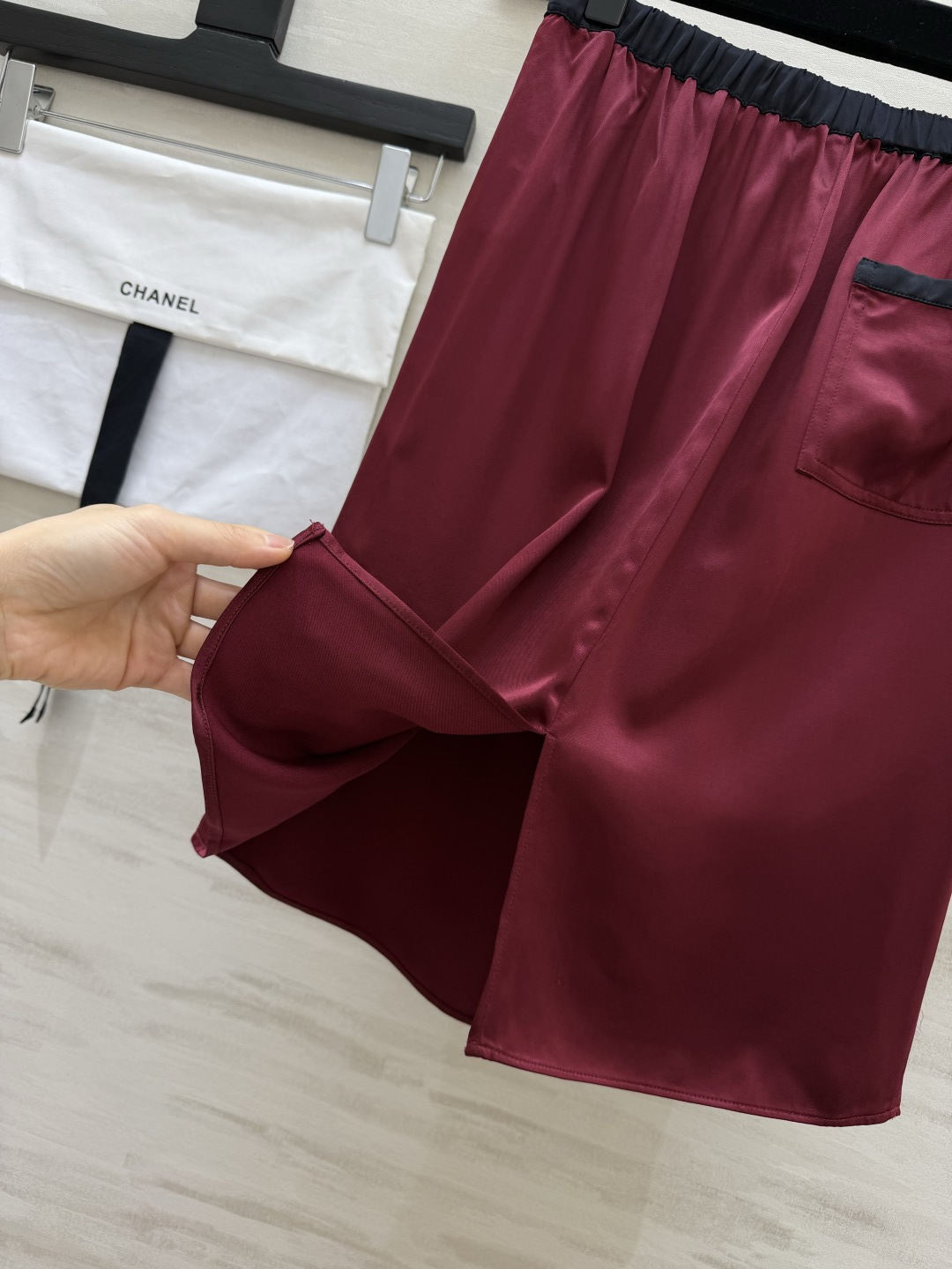 ▫Chane♡²⁶P酒红色中长半裙 ▫高品质缎面面料，垂感光泽优秀 ▫黑边抽绳松紧腰，穿脱舒适自在 ▫直筒版型+侧边口袋