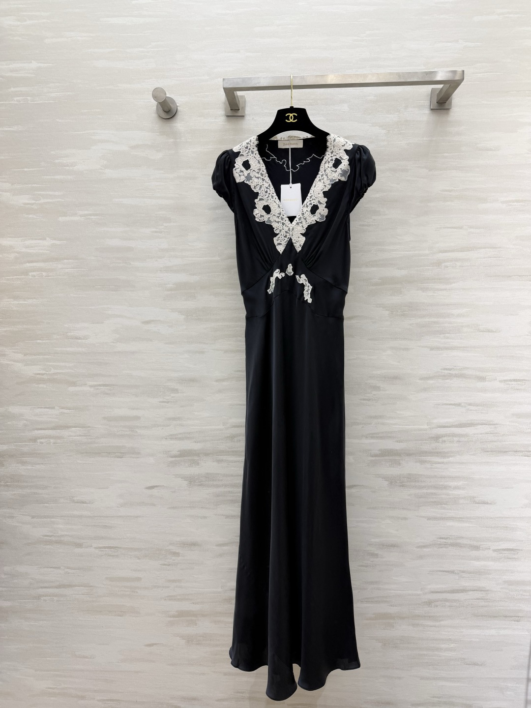 NO:932349,Zimmer heavy sand washed silk｜Retro lace fishtail dress Soft matte texture High-end black can never go wrong Heavy sand washed silk upper body has a sense of nobility Lace V-neck Gentle and aura High quality customization Available in stock first size S/M/L/XL (M size shoulder width 34, bust 90, skirt length 147), Zimmerman-clothing, skirts, real silk,19860909Zimmer重磅砂洗真丝｜复古蕾丝鱼尾连衣裙裙 柔雾哑光质感 高级黑永不出错 重磅砂洗真丝上身自带贵气感 蕾丝V领 温柔又有气场 高品质定制 现货首发sizeS/M/L/XL（M码肩宽34,胸围90,裙长147）,兹默曼-服装,skirts,real silk,,Women's clothing