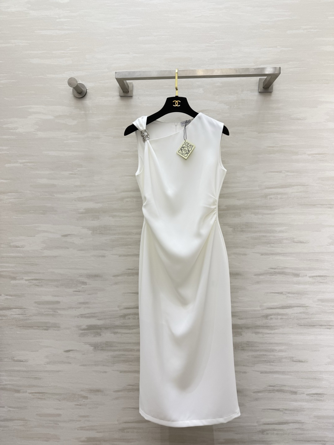 NO:932337,Loew mid-length dress with slanted shoulders and silver buttons. The small design of metal buckles on the shoulders breaks the monotony of the basic style. The waist pleats subtly modify the waist and abdomen lines. The silhouette is slim but not tight. The black skirt is full of aura. The white skirt is gentle and soft!  Suitable for commuting, gatherings, and dates. The upper body has its own elegant temperament!  Minimalist big-name feel, the upper body is the aura of the heroine. High-quality customization. Available in stock first size 36/38/40/42 (38 size bust 90, skirt length 118), Loewe-clothing, loewe, loewe, skirts,19860909Loew斜肩银扣中长款连衣裙 肩部金属扣小设计 打破基础款单调感 腰部褶皱巧妙修饰腰腹线条 版型显瘦不紧绷 黑裙气场全开 白裙温婉柔和！通勤、聚会、约会都适配 上身自带优雅气质！极简大牌感,上身即是女主气场 高品质定制 现货首发size36/38/40/42（38码胸围90,裙长118）,罗意威-服装,loewe,loewe,skirts,,Women's clothing