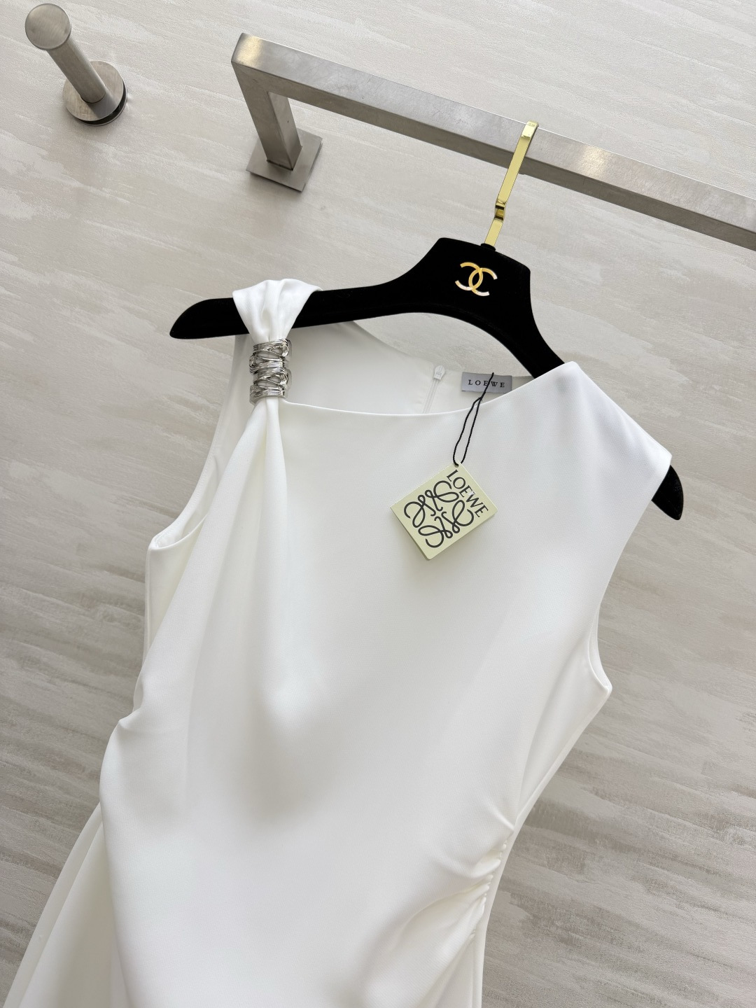 Loew♡²⁶斜肩银扣中长款连衣裙 肩部金属扣小设计 打破基础款单调感 腰部褶皱巧妙修饰腰腹线条 版型显瘦不紧绷 黑裙气