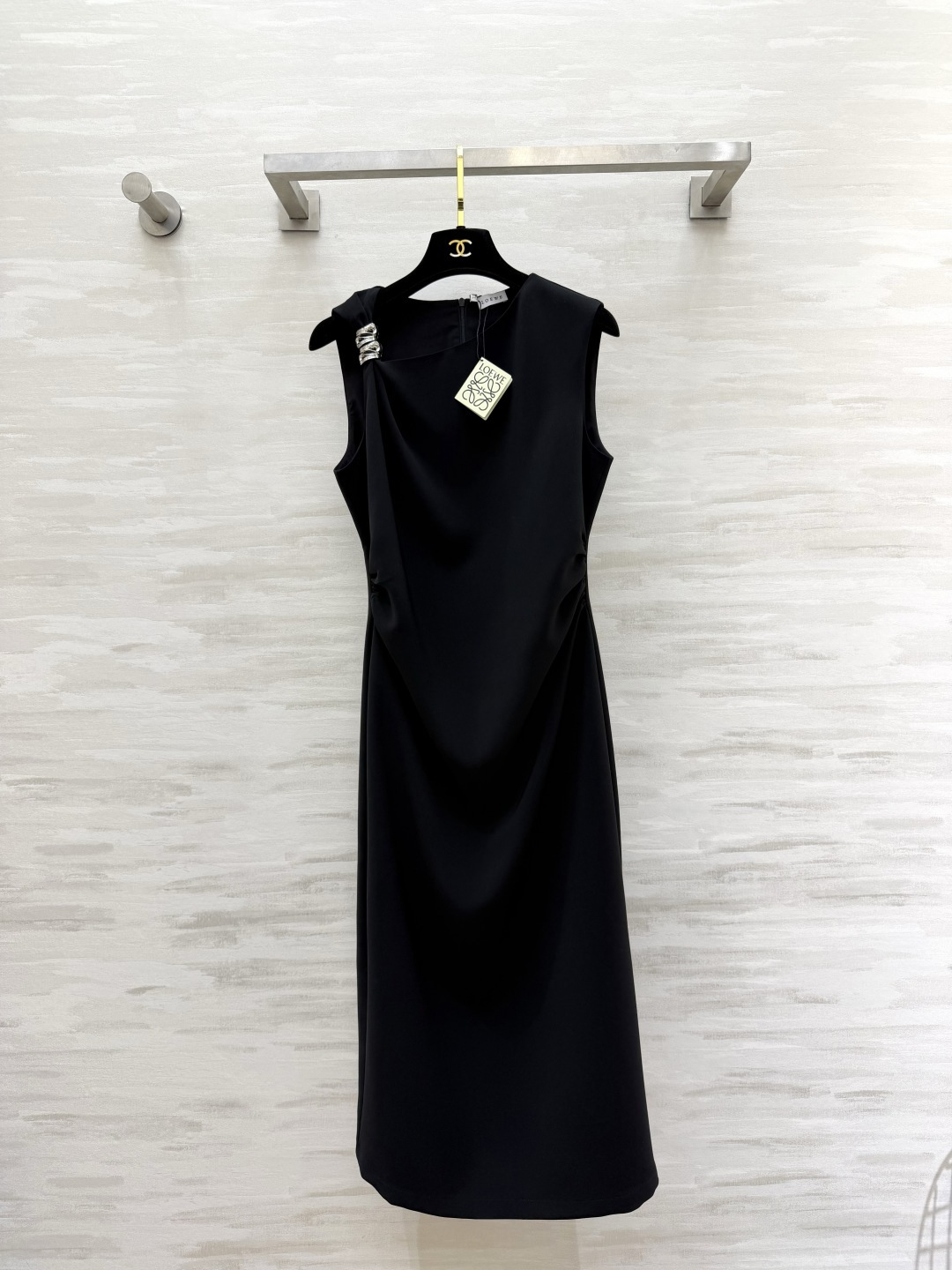 NO:932322,Loew mid-length dress with slanted shoulders and silver buttons. The small design of metal buckles on the shoulders breaks the monotony of the basic style. The waist pleats subtly modify the waist and abdomen lines. The silhouette is slim but not tight. The black skirt is full of aura. The white skirt is gentle and soft!  Suitable for commuting, gatherings, and dates. The upper body has its own elegant temperament!  Minimalist big-name feel, the upper body is the aura of the heroine. High-quality customization. Available in stock first size 36/38/40/42 (38 size bust 90, skirt length 118), Loewe-clothing, loewe, loewe, skirts,19860909Loew斜肩银扣中长款连衣裙 肩部金属扣小设计 打破基础款单调感 腰部褶皱巧妙修饰腰腹线条 版型显瘦不紧绷 黑裙气场全开 白裙温婉柔和！通勤、聚会、约会都适配 上身自带优雅气质！极简大牌感,上身即是女主气场 高品质定制 现货首发size36/38/40/42（38码胸围90,裙长118）,罗意威-服装,loewe,loewe,skirts,,Women's clothing