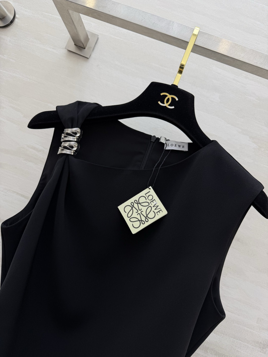 Loew♡²⁶斜肩银扣中长款连衣裙 肩部金属扣小设计 打破基础款单调感 腰部褶皱巧妙修饰腰腹线条 版型显瘦不紧绷 黑裙气