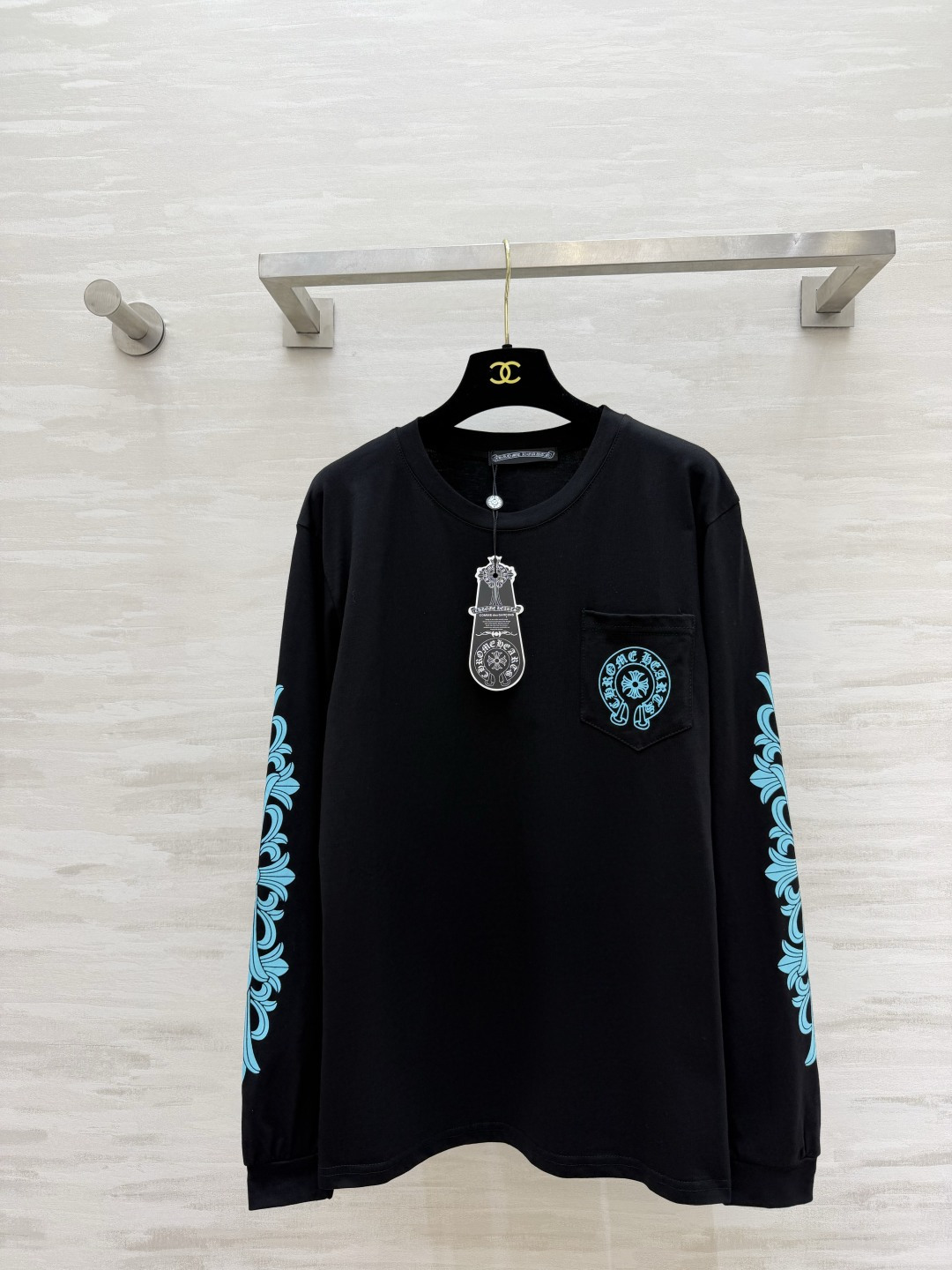 NO:933065,| Tiffany blue long-sleeved T with classic horseshoe flower elements｜The black base and the light blue print are so eye-catching. The small pockets on the chest are embellished with logos. The vine pattern on the sleeves echoes coherently. The large horseshoe circular print on the back is immediately recognizable. The loose and dropped shoulder version is casual and relaxed. The thin long sleeves are not stuffy. They look good when worn alone or layered. Street retro style. Fashionable people's daily needs. The upper body has its own aura. High-quality customization.  Available in stock first size S/M/L (S size shoulder width 47, bust 98, length 70), chrome hearts-clothing, chrome hearts, tiffany,19860909| 蒂芙尼蓝长袖T经典马蹄花元素｜黑底撞浅蓝印花太吸睛 胸前小口袋点缀标识 双袖藤蔓花纹连贯呼应 后背大马蹄圆形印花 辨识度直接拉满 宽松落肩版型 随性松弛 薄款长袖不闷 单穿叠搭都好看 街头复古腔调 潮人日常刚需款 上身自带气场 高品质定制 现货首发sizeS/M/L（s码肩宽47,胸围98,衣长70）,克罗心-服装,chrome hearts,tiffany,,Women's clothing