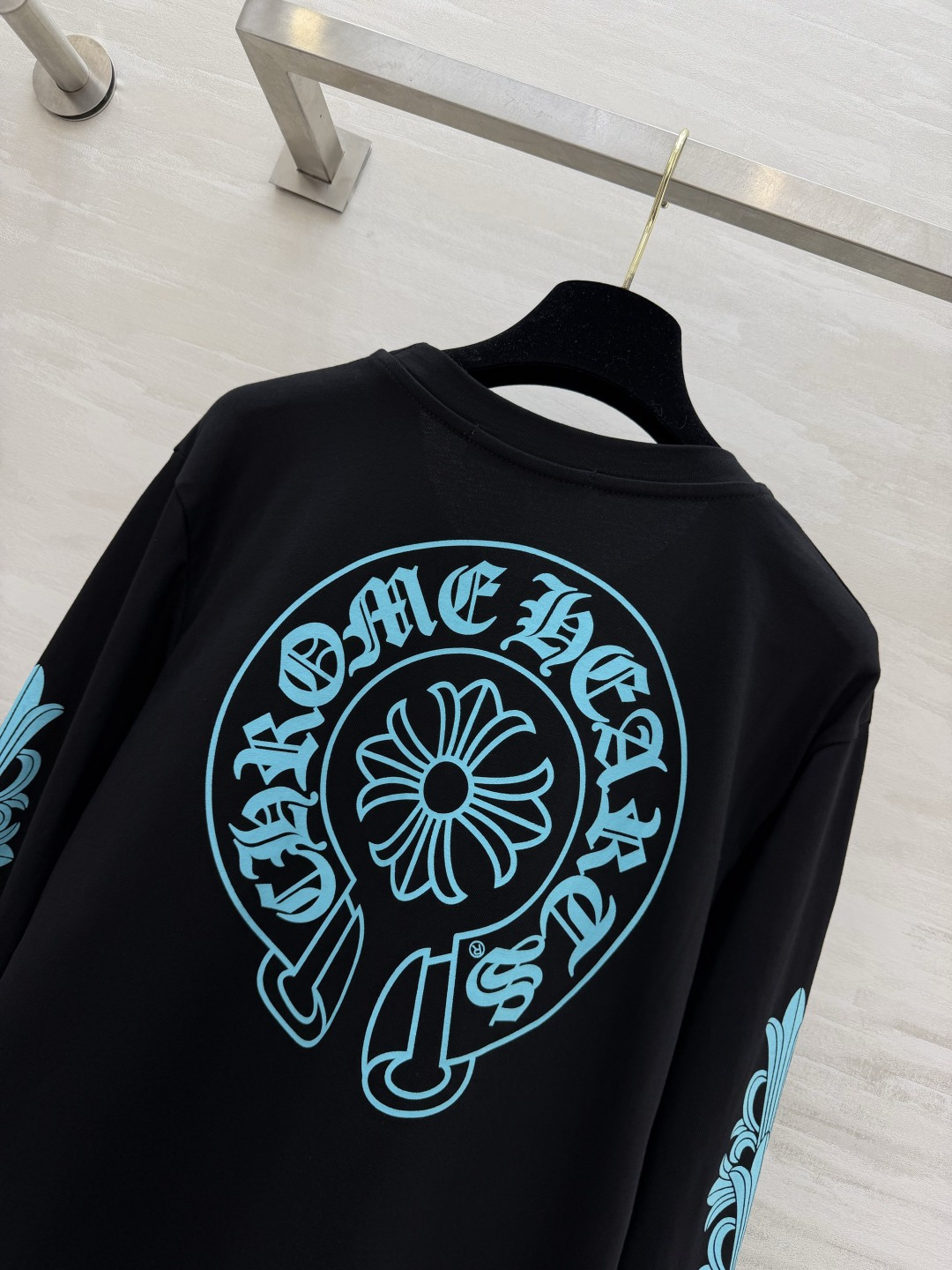 ：𝐂𝐡𝐫𝐨𝐦𝐞 𝐇𝐞𝐚𝐫𝐭𝐬 | 蒂芙尼蓝长袖T🖤经典马蹄花元素｜黑底撞浅蓝印花太吸睛 胸前小口袋点缀标识 双袖藤蔓花纹