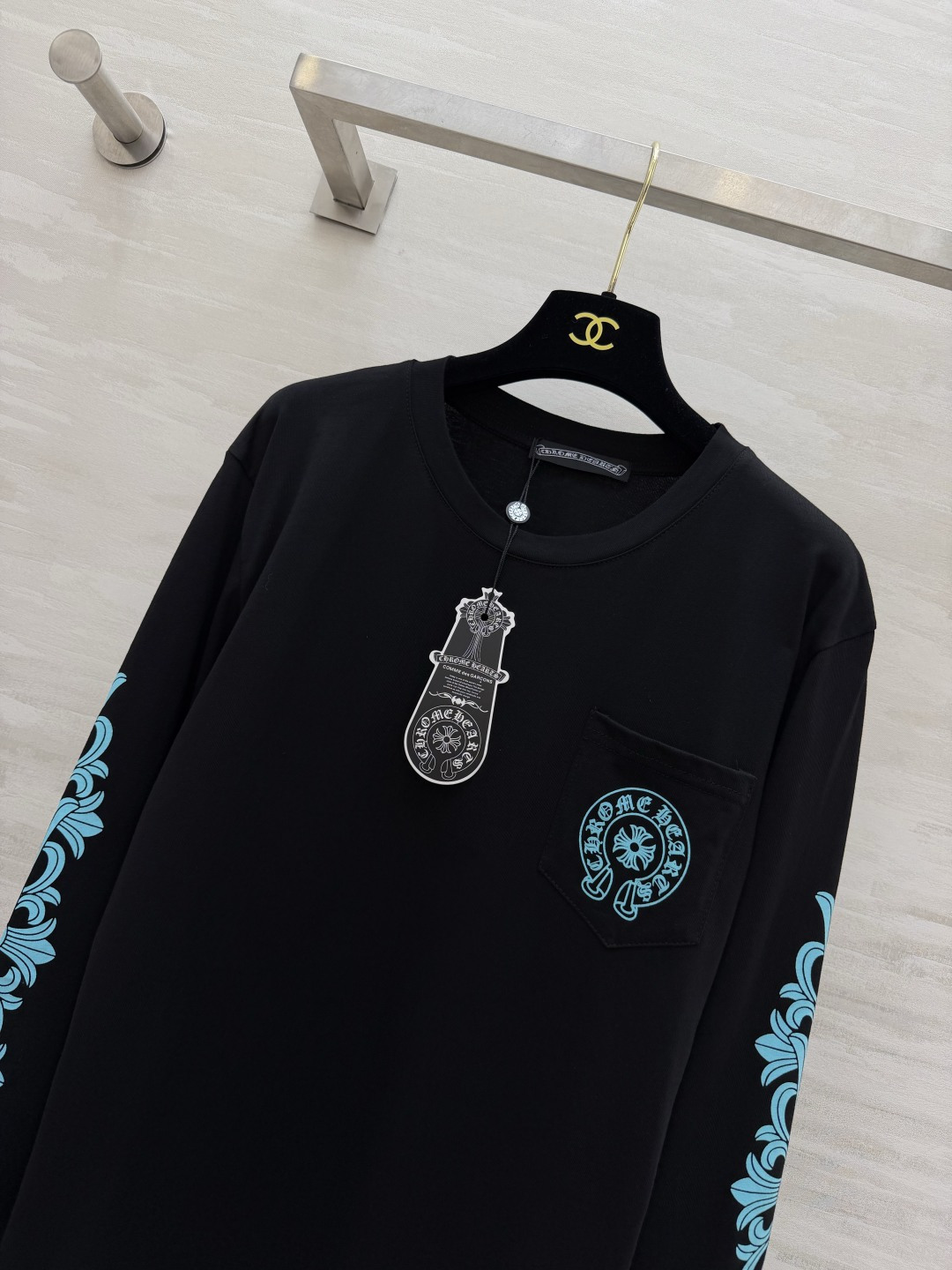：𝐂𝐡𝐫𝐨𝐦𝐞 𝐇𝐞𝐚𝐫𝐭𝐬 | 蒂芙尼蓝长袖T🖤经典马蹄花元素｜黑底撞浅蓝印花太吸睛 胸前小口袋点缀标识 双袖藤蔓花纹