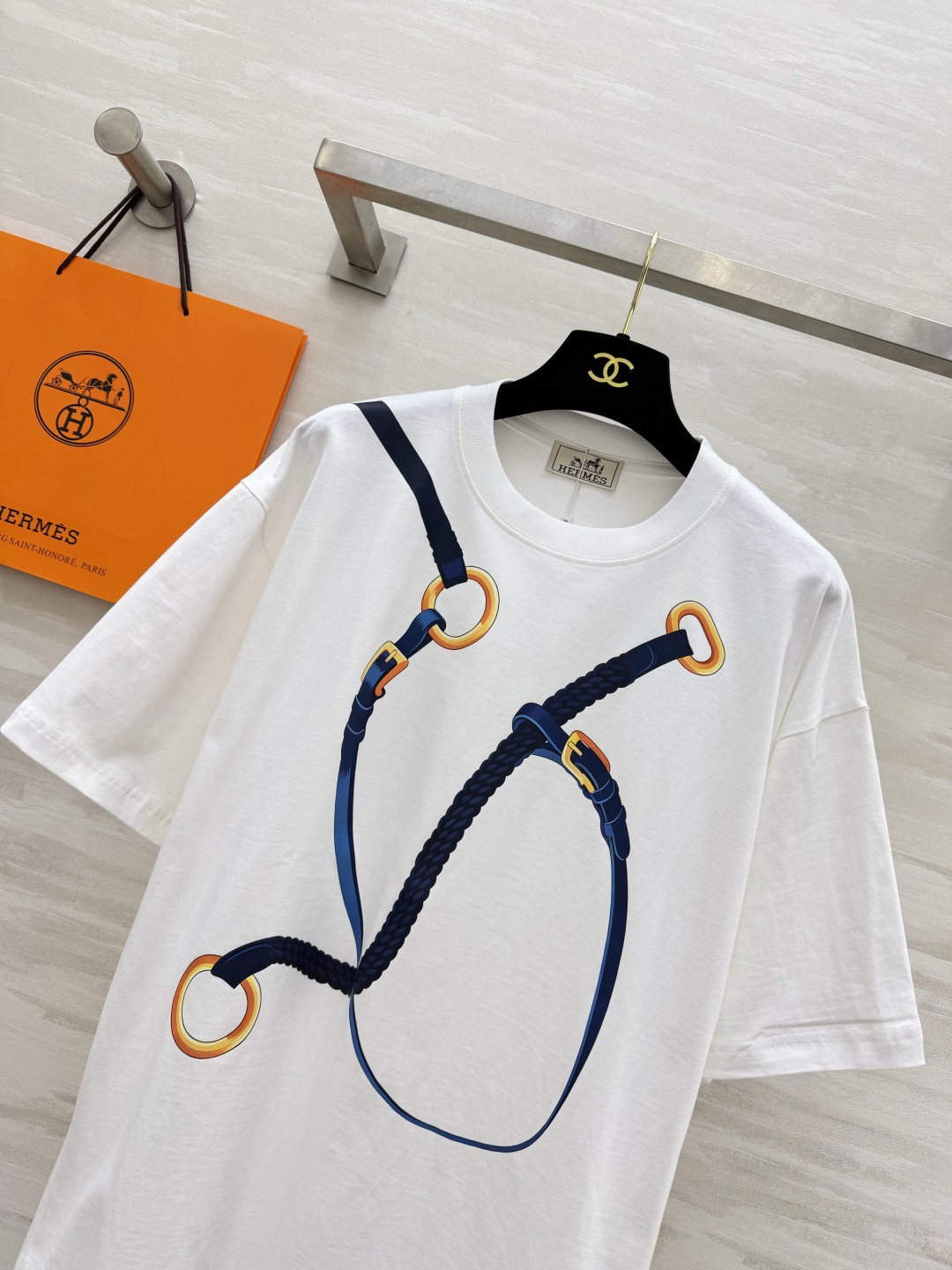 ：𝐇𝐞𝐫𝐦𝐞𝐬 绳扣印花白T 标志性马术绳带印花 图案精致立体 纯白底色干净清爽 不挑穿搭风格 宽松版型 上身松弛显瘦 