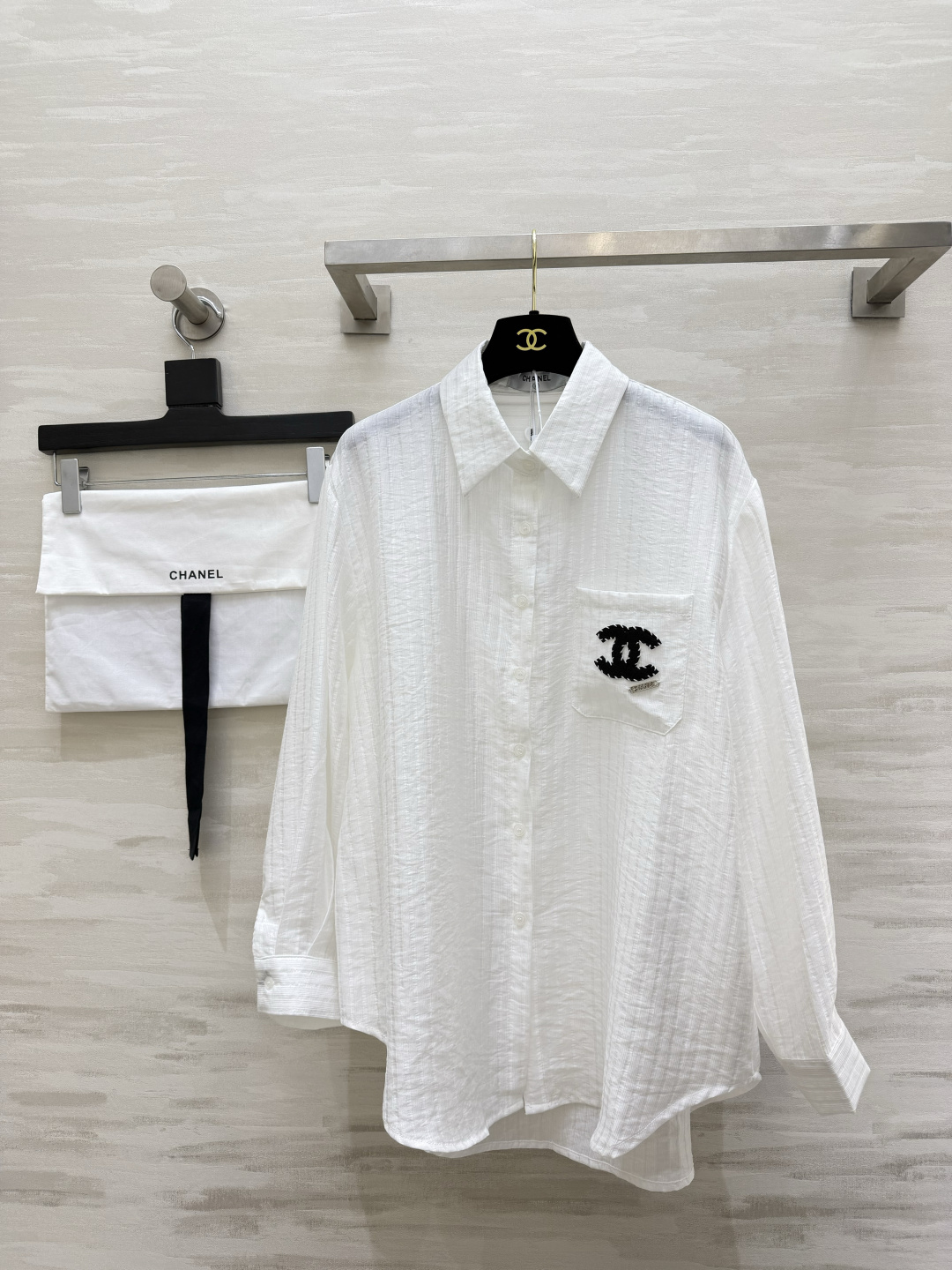 NO:933096,Chane texture sun protection shirt is available in white/cream yellow. Refreshing summer color matching. Vertical textured bubble texture fabric. Lightweight and breathable. Classic shirt style with lapel. Loose and dropped shoulders, making you look slim. Black embroidered double C logo on the pocket. Low-key, refined and unobtrusive. Short front and long hem. Looks great when worn alone or open as a sun protection jacket!  Daily commuting and travel outfits, you can find your gentle temperament with one click. High-quality customization. Available now. Size 36/38/40 (shoulder width 46, bust 116, length 72-77), Chanel-clothing, chanel, chanel, jackets & coats, shirts,19860909Chane肌理防晒衬衫白/奶黄双色可选 清爽夏日配色 竖纹泡泡肌理面料 轻薄微透自带透气感 翻领经典衬衫版型 宽松落肩慵懒显瘦 口袋黑色刺绣双C标识 低调精致不张扬 前短后长下摆 单穿随性、敞开当防晒外套都好看！日常通勤、出游穿搭,温柔气质一键拉满 高品质定制 现货首发size36/38/40（38码肩宽46,胸围116,衣长72-77）,香奈儿-服装,chanel,chanel,jackets & coats,shirts,,Women's clothing