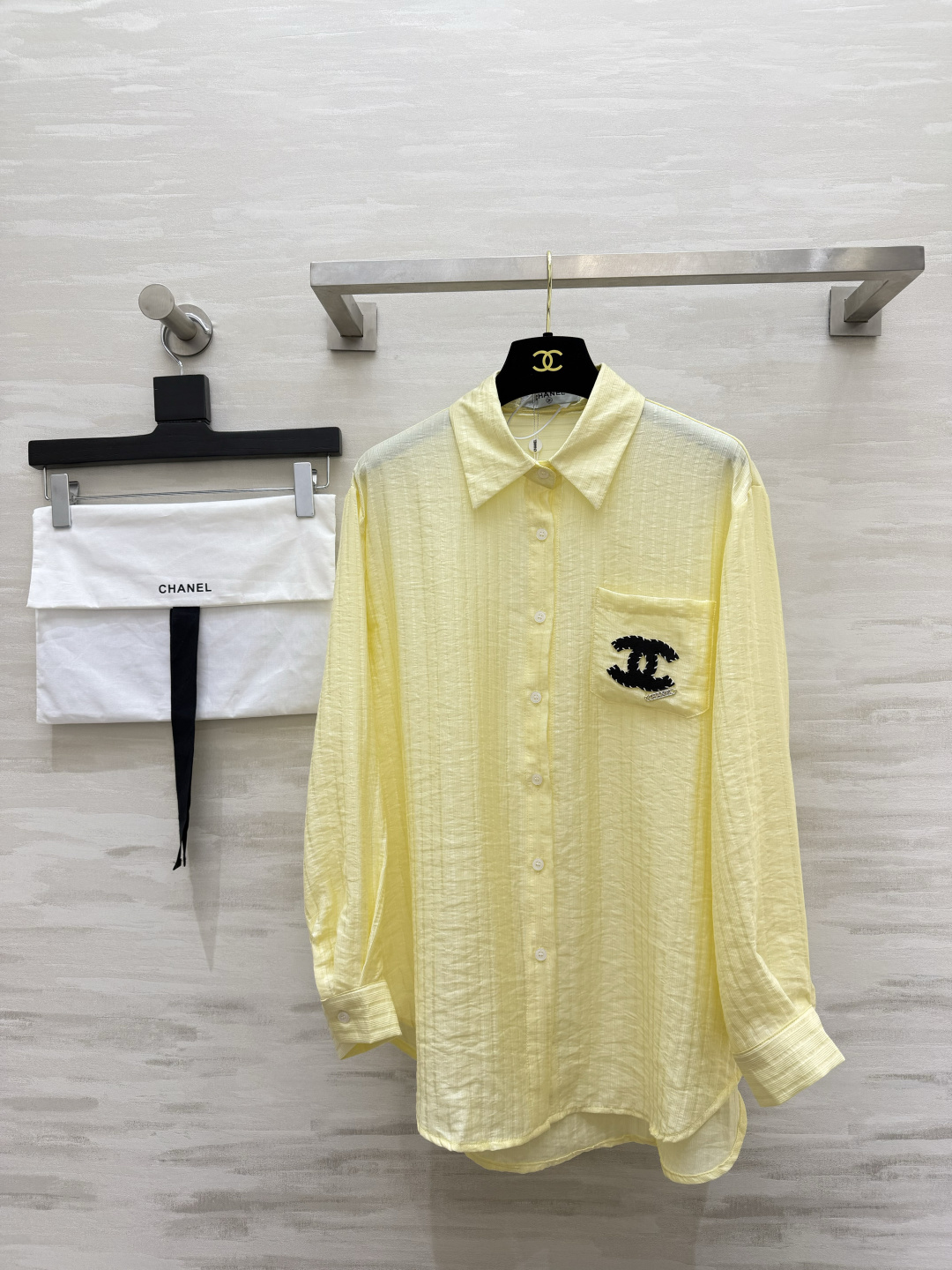NO:933111,Chane texture sun protection shirt is available in white/cream yellow. Refreshing summer color matching. Vertical textured bubble texture fabric. Lightweight and breathable. Classic shirt style with lapel. Loose and dropped shoulders, making you look slim. Black embroidered double C logo on the pocket. Low-key, refined and unobtrusive. Short front and long hem. Looks great when worn alone or open as a sun protection jacket!  Daily commuting and travel outfits, you can find your gentle temperament with one click. High-quality customization. Available now. Size 36/38/40 (shoulder width 46, bust 116, length 72-77), Chanel-clothing, chanel, chanel, jackets & coats, shirts,19860909Chane肌理防晒衬衫白/奶黄双色可选 清爽夏日配色 竖纹泡泡肌理面料 轻薄微透自带透气感 翻领经典衬衫版型 宽松落肩慵懒显瘦 口袋黑色刺绣双C标识 低调精致不张扬 前短后长下摆 单穿随性、敞开当防晒外套都好看！日常通勤、出游穿搭,温柔气质一键拉满 高品质定制 现货首发size36/38/40（38码肩宽46,胸围116,衣长72-77）,香奈儿-服装,chanel,chanel,jackets & coats,shirts,,Women's clothing