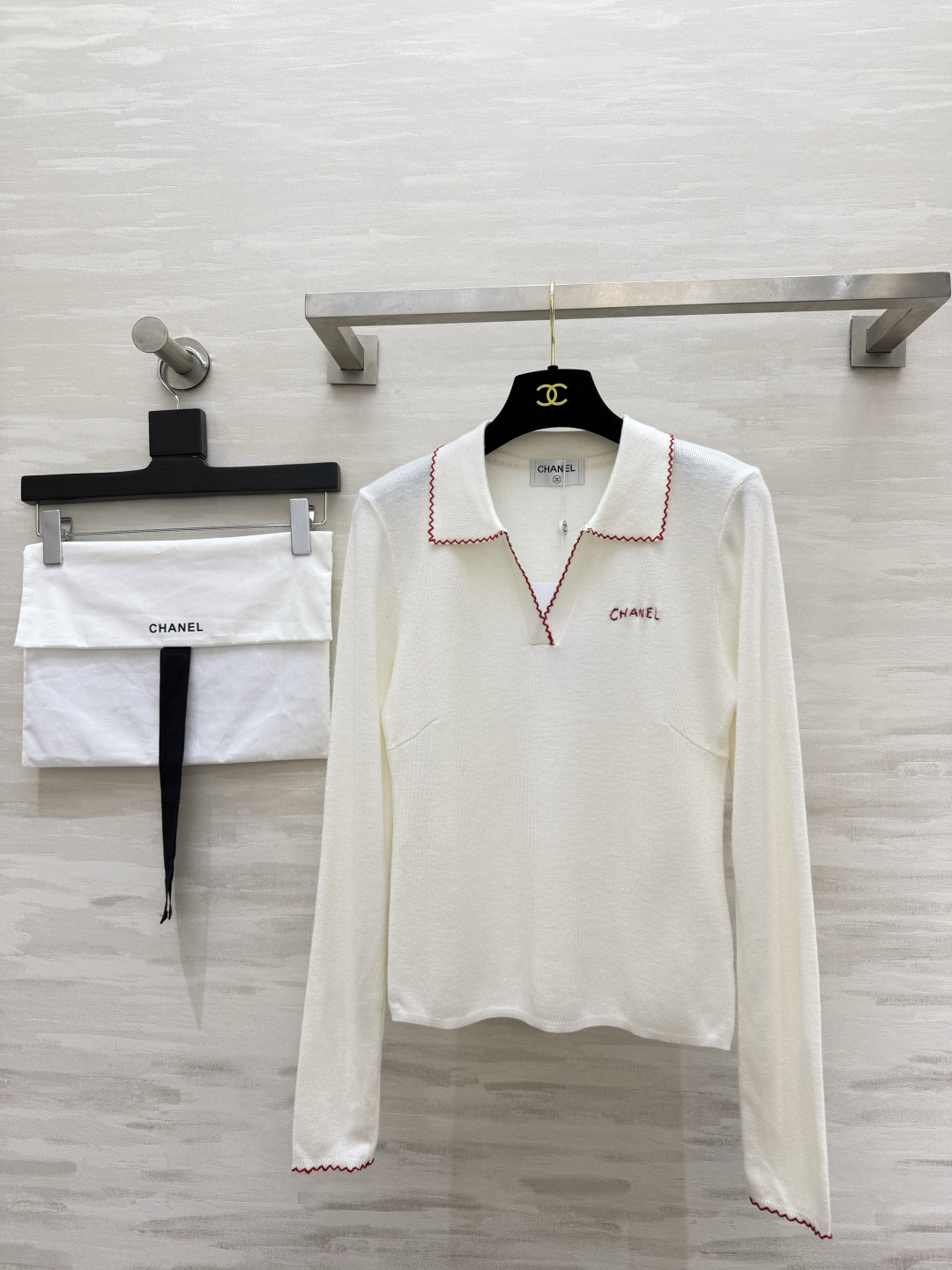 NO:934001,Chane contrasting selvedge Polo knitted top is available in black and white. The retro red stitching is a super eye-catching addition. The small Polo lapel has a small V opening that perfectly modifies the neck line. The body is exquisitely embroidered with letters, low-key but not exaggerated. The delicate and light wool knitted fabric is soft and comfortable next to the skin!  It is neat and exquisite when worn alone, looks good with skirts or suits, and can be used for daily commuting. High-quality customization, available in stock, size 36/38/40 (shoulder width 37, bust 78, length 56), chanel, skirts, business suit,19860909Chane撞色织边Polo针织上衣黑白双色可选 复古红锁边点睛超吸睛 小Polo翻领 小V开口恰到好处修饰脖颈线条 衣身精致字母刺绣 低调不浮夸 细腻轻薄羊毛针织面料 贴肤柔软舒适！单穿利落精致,搭配半裙、西装都好看,通勤日常皆可.高品质定制 现货首发size36/38/40（38码肩宽37,胸围78,衣长56）,,chanel,skirts,business suit,,Women's clothing