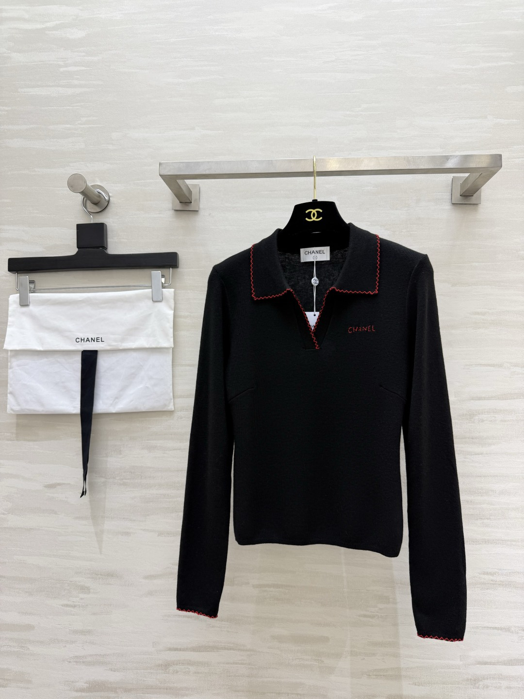NO:933117,Chane contrasting selvedge Polo knitted top is available in black and white. The retro red stitching is a super eye-catching addition. The small Polo lapel has a small V opening that perfectly modifies the neck line. The body is exquisitely embroidered with letters, low-key but not exaggerated. The delicate and light wool knitted fabric is soft and comfortable next to the skin!  It is neat and exquisite when worn alone, looks good with skirts and suits, and can be used for daily commuting. High-quality customization, available in stock, size 36/38/40 (shoulder width 37, bust 78, length 56), Chanel-clothing, chanel, chanel, skirts, business suit,19860909Chane撞色织边Polo针织上衣黑白双色可选 复古红锁边点睛超吸睛 小Polo翻领 小V开口恰到好处修饰脖颈线条 衣身精致字母刺绣 低调不浮夸 细腻轻薄羊毛针织面料 贴肤柔软舒适！单穿利落精致,搭配半裙、西装都好看,通勤日常皆可.高品质定制 现货首发size36/38/40（38码肩宽37,胸围78,衣长56）,香奈儿-服装,chanel,chanel,skirts,business suit,,Women's clothing