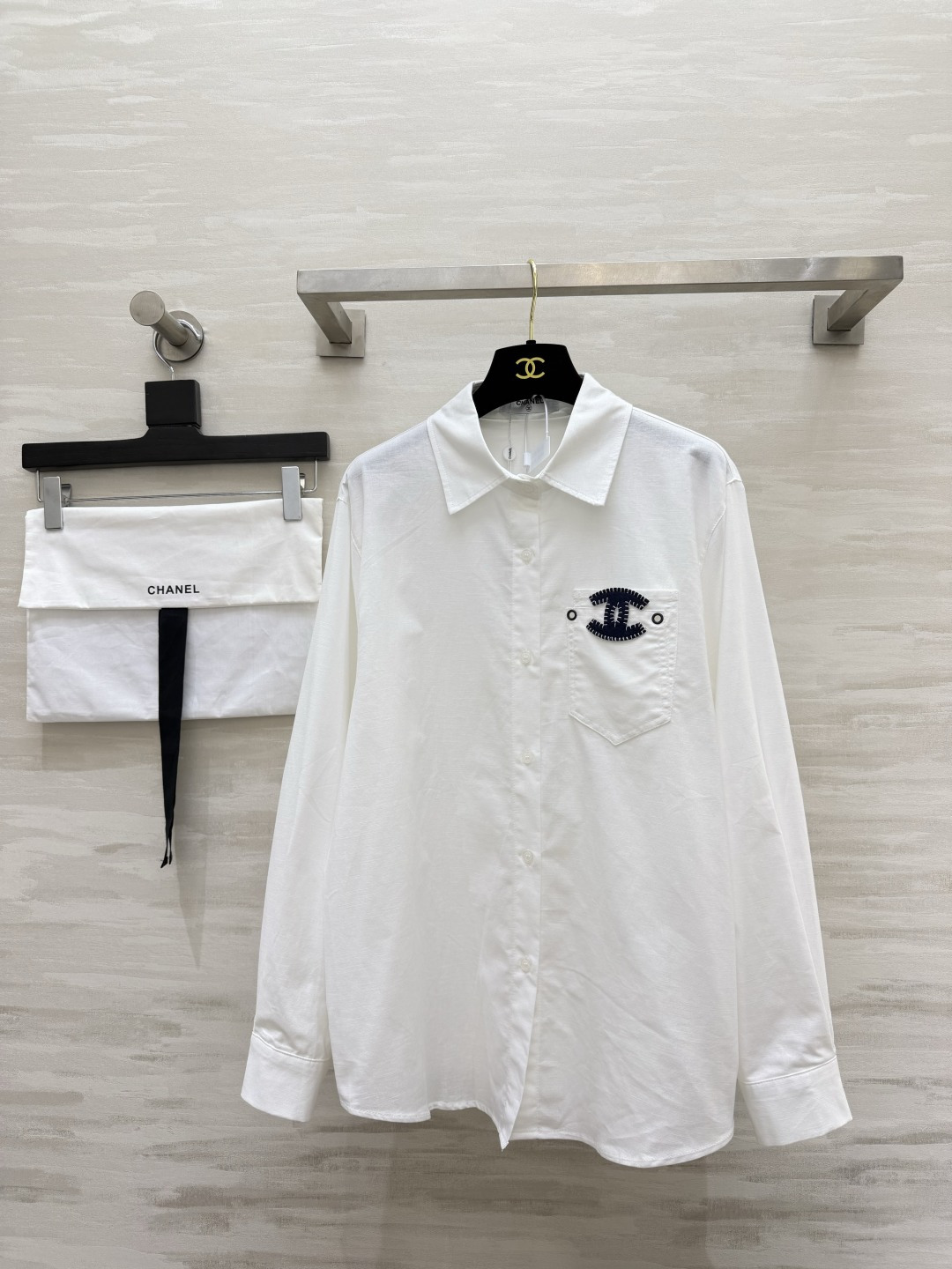 NO:933124,Chane's contrast embroidered cotton and linen shirts are available in white/navy blue. Simple and essential for commuting. Classic lapel straight fit. Loose dropped shoulders to make you look slimmer. Contrast color embroidered double C logo on the pockets. Full and three-dimensional stitching. Small details are recognizable. Crisp and breathable cotton and linen fabric. Clean and not easy to wrinkle. Wear it alone and have a smart temperament. It also looks great when worn open as a jacket and layered with suspenders!  Suitable for daily life, commuting and dating!  High-quality customization, available in stock now, size 36/38/40 (shoulder width 44 for size 38, bust 106, length 71), Chanel - clothing, chanel, chanel, jackets & coats, shirts,19860909Chane撞色刺绣棉麻衬衫白/藏青双色上线 简约通勤刚需款 经典翻领直筒版型 宽松落肩随性显瘦 口袋撞色刺绣双C标 针脚饱满立体 小细节自带辨识度 挺括透气棉麻面料 版型利落不易皱 单穿干练气质 敞开当外套叠穿吊带也出彩！日常、通勤、约会都适配！高品质定制 现货首发size36/38/40（38码肩宽44,胸围106,衣长71）,香奈儿-服装,chanel,chanel,jackets & coats,shirts,,Women's clothing