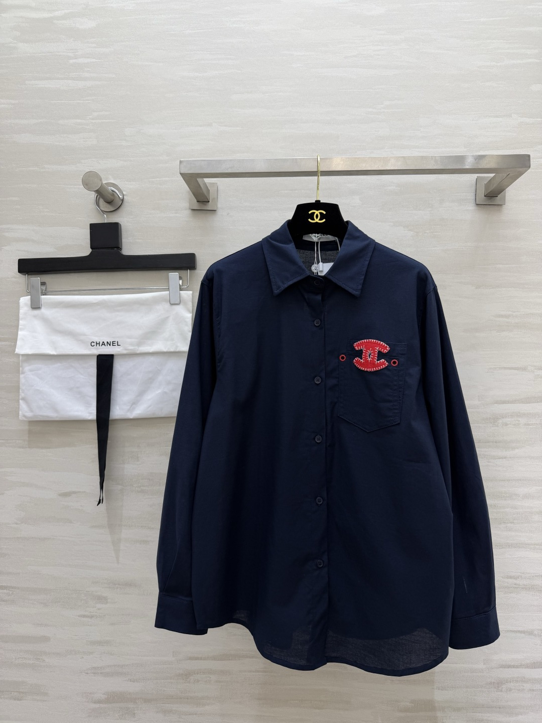 NO:933136,Chane's contrast embroidered cotton and linen shirts are available in white/navy blue. Simple and essential for commuting. Classic lapel straight fit. Loose dropped shoulders to make you look slimmer. Contrast color embroidered double C logo on the pockets. Full and three-dimensional stitching. Small details are recognizable. Crisp and breathable cotton and linen fabric. Clean and not easy to wrinkle. Wear it alone and have a smart temperament. It also looks great when worn open as a jacket and layered with suspenders!  Suitable for daily life, commuting and dating!  High-quality customization, available in stock now, size 36/38/40 (shoulder width 44 for size 38, bust 106, length 71), Chanel - clothing, chanel, chanel, jackets & coats, shirts,19860909Chane撞色刺绣棉麻衬衫白/藏青双色上线 简约通勤刚需款 经典翻领直筒版型 宽松落肩随性显瘦 口袋撞色刺绣双C标 针脚饱满立体 小细节自带辨识度 挺括透气棉麻面料 版型利落不易皱 单穿干练气质 敞开当外套叠穿吊带也出彩！日常、通勤、约会都适配！高品质定制 现货首发size36/38/40（38码肩宽44,胸围106,衣长71）,香奈儿-服装,chanel,chanel,jackets & coats,shirts,,Women's clothing