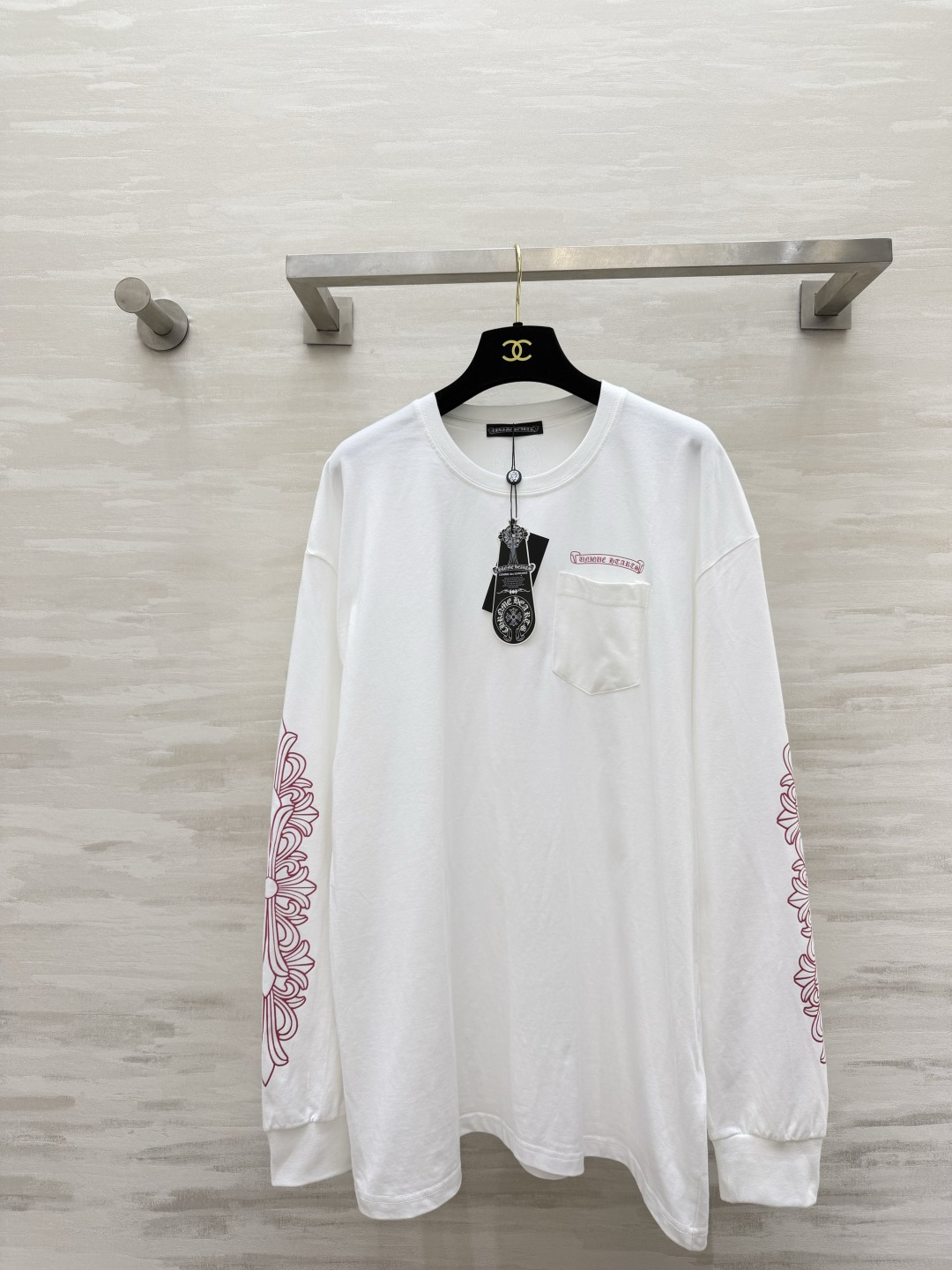 NO:933149,| Red spider web printed long sleeves. White background with pink print. The contrasting atmosphere directly fills the air. Small pocket with curved letter logo on the front. Classic vine pattern on both sleeves. Large spider web themed print on the back. Highly recognizable. Loose shoulder oversize version. Casual street style. The fabric is comfortable and breathable. Excellent when worn alone. Retro cool style. The upper body has a personal aura. High-quality customization.  Available in stock first size S/M/L (M size shoulder width 37, bust 108, length 75), Chrome Hearts-Clothing, versace, chrome hearts,19860909|红蛛网印花长袖 白底色搭配粉色印花 撞色氛围感直接拉满 正面小口袋弧形字母标识 双袖经典藤蔓花纹 后背大面积蛛网主题印花 辨识度超高 宽松落肩oversize版型 随性街头腔调 面料舒适透气 单穿叠搭都很出彩 复古潮酷风 上身自带个性气场 高品质定制 现货首发sizeS/M/L（M码肩宽37,胸围108,衣长75）,克罗心-服装,versace,chrome hearts,,Women's clothing