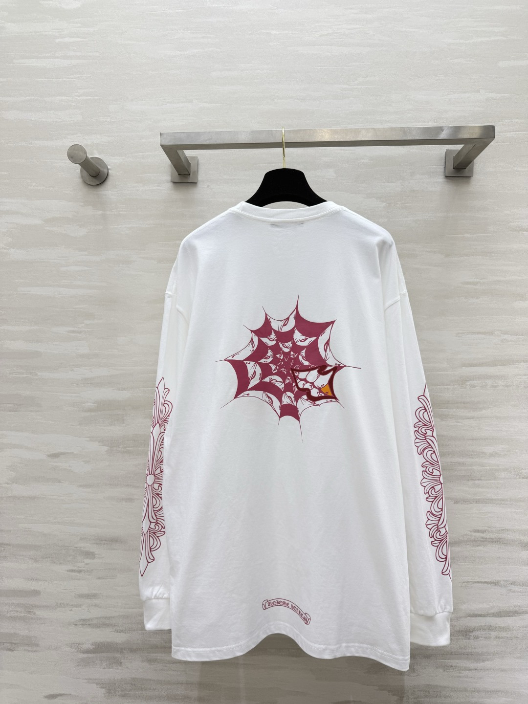 ：𝐂𝐡𝐫𝐨𝐦𝐞 𝐇𝐞𝐚𝐫𝐭𝐬 |红蛛网印花长袖 白底色搭配粉色印花 撞色氛围感直接拉满 正面小口袋弧形字母标识 双袖经典