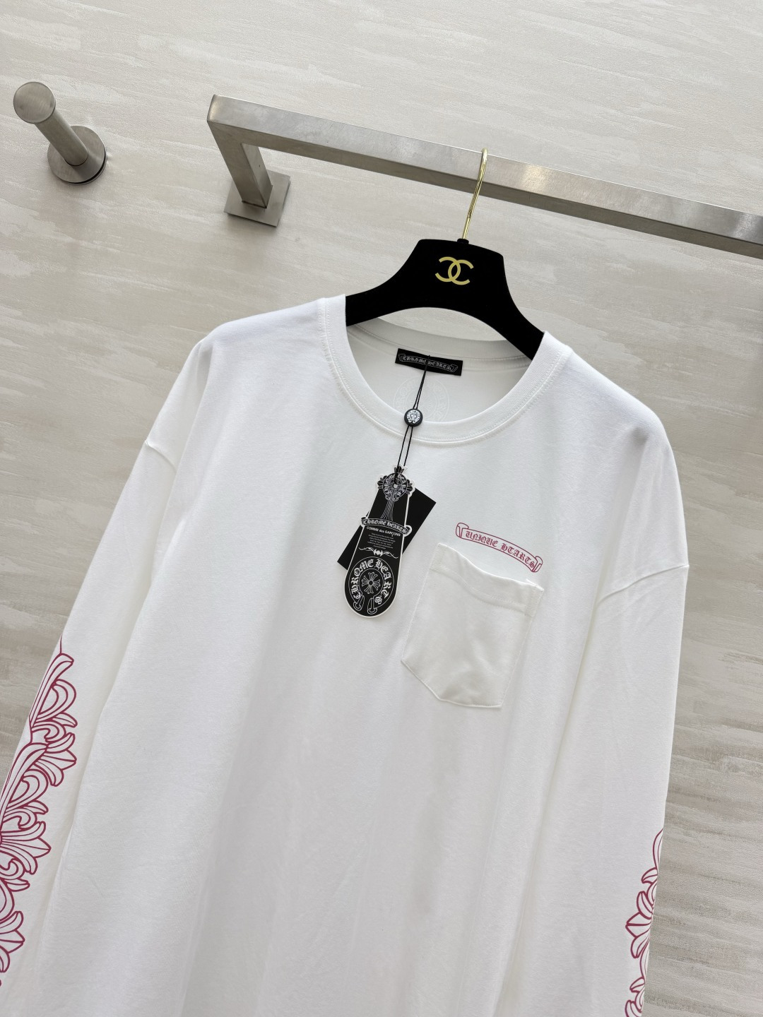 ：𝐂𝐡𝐫𝐨𝐦𝐞 𝐇𝐞𝐚𝐫𝐭𝐬 |红蛛网印花长袖 白底色搭配粉色印花 撞色氛围感直接拉满 正面小口袋弧形字母标识 双袖经典