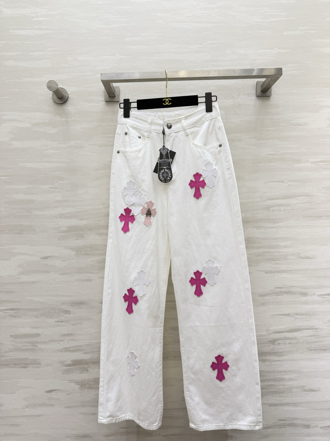 NO:933161,| Pink and white leather cross white jeans with a clean white base and rose pink. Milky white leather cross patches. Staggered patch design. Full sense of layering. Visually eye-catching but not exaggerated. Classic hardware rivet details. Restore the brand's iconic straight wide-leg trousers. The drape is very good. It modifies the shape of the legs and hides the muscles to look slimmer!  Loose and neat style, sweet and cool mix and match style, high quality customization, first stock size S/M/L (M size waist 68, pants length 105), Chrome Hearts-Clothing, chrome hearts, jeans,19860909| 粉白拼皮十字架白牛仔裤干净白底搭配玫粉 奶白皮质十字架贴布 错落分布贴布设计 层次感十足 视觉亮眼不浮夸 经典五金铆钉细节 还原品牌标志性做直筒阔腿裤型 垂感很好 修饰腿型、藏肉显瘦！版型宽松利落 甜酷混搭风格 高品质定制 现货首发sizeS/M/L（M码腰围68,裤长105）,克罗心-服装,chrome hearts,jeans,,Women's clothing