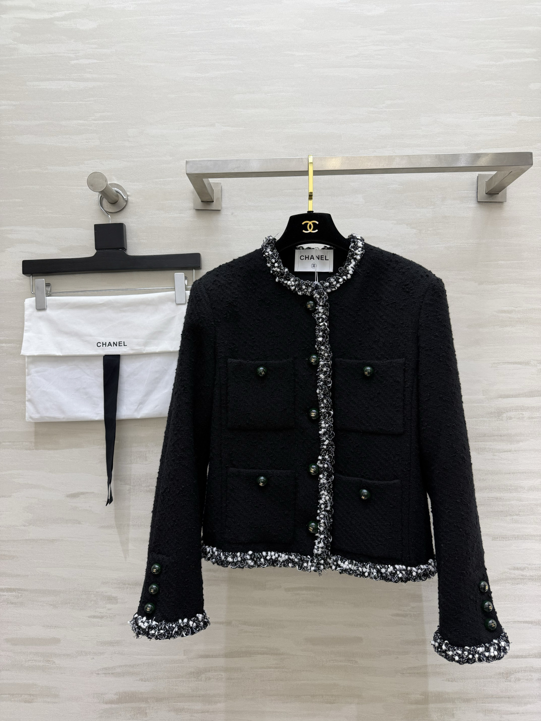 NO:933963,ChaneA advanced handicraft workshop emerald button tweed jacket mulberry silk lining original purchase and development high quality customization ready stock size 36/38/40 (),,chanel,jackets & coats,19860909ChaneA高级手工坊 翡翠扣粗花呢外套 桑蚕丝内衬 原版购入开发 高品质定制 现货首发size36/38/40（）,,chanel,jackets & coats,,Women's clothing