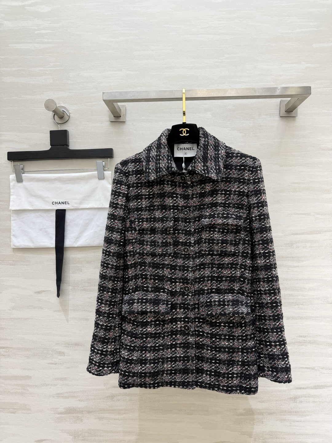 NO:933956,ChaneP lapel tweed tweed jacket, mulberry silk lining, high quality customization, available in stock, size 36/38/40 (),,chanel,jackets & coats,19860909ChaneP翻领斜纹软呢粗花呢外套 桑蚕丝内衬 高品质定制 现货首发size36/38/40（）,,chanel,jackets & coats,,Women's clothing
