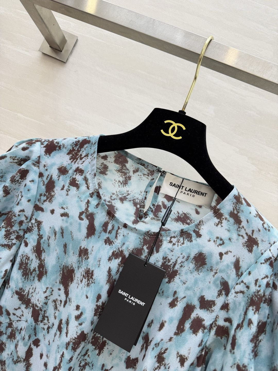▪️ysl²⁶晕染碎花长款连衣裙 独特蓝棕水墨碎花印花 泡泡短袖设计 柔和修饰手臂 收腰剪裁优化身形比例 垂感面料 长款
