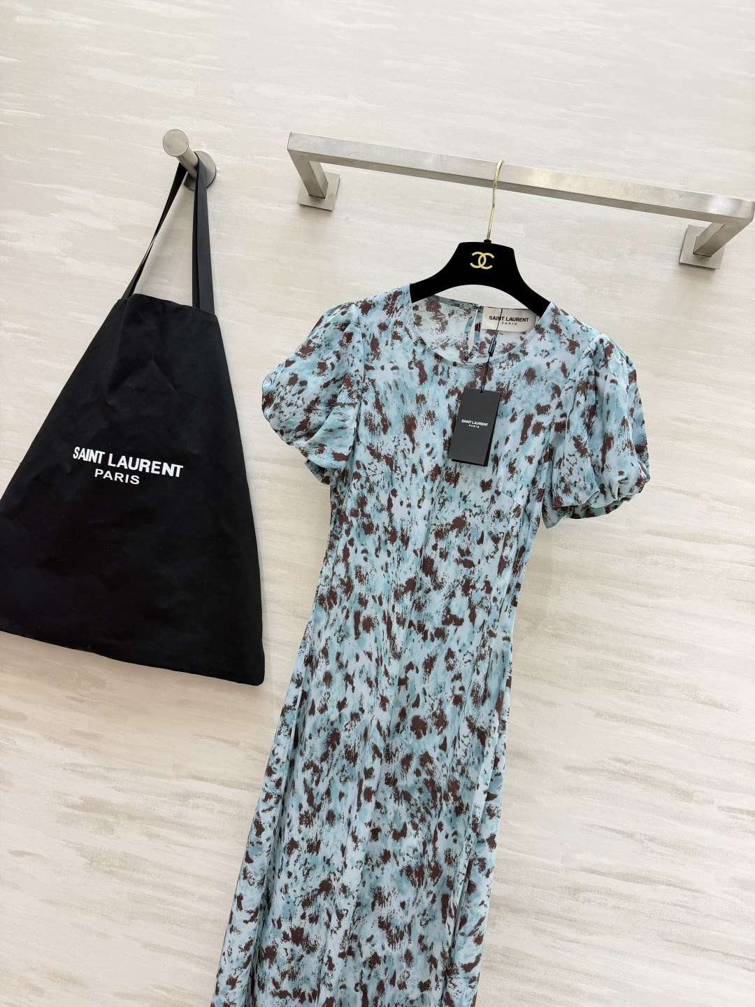 ▪️ysl²⁶晕染碎花长款连衣裙 独特蓝棕水墨碎花印花 泡泡短袖设计 柔和修饰手臂 收腰剪裁优化身形比例 垂感面料 长款