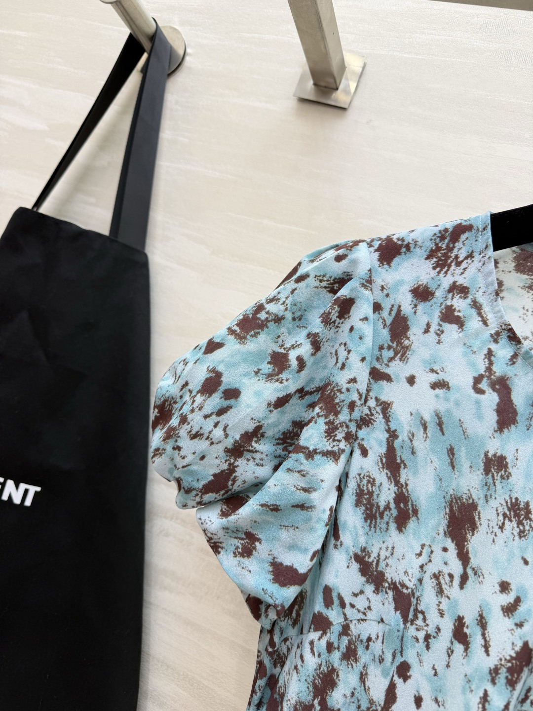 ▪️ysl²⁶晕染碎花长款连衣裙 独特蓝棕水墨碎花印花 泡泡短袖设计 柔和修饰手臂 收腰剪裁优化身形比例 垂感面料 长款