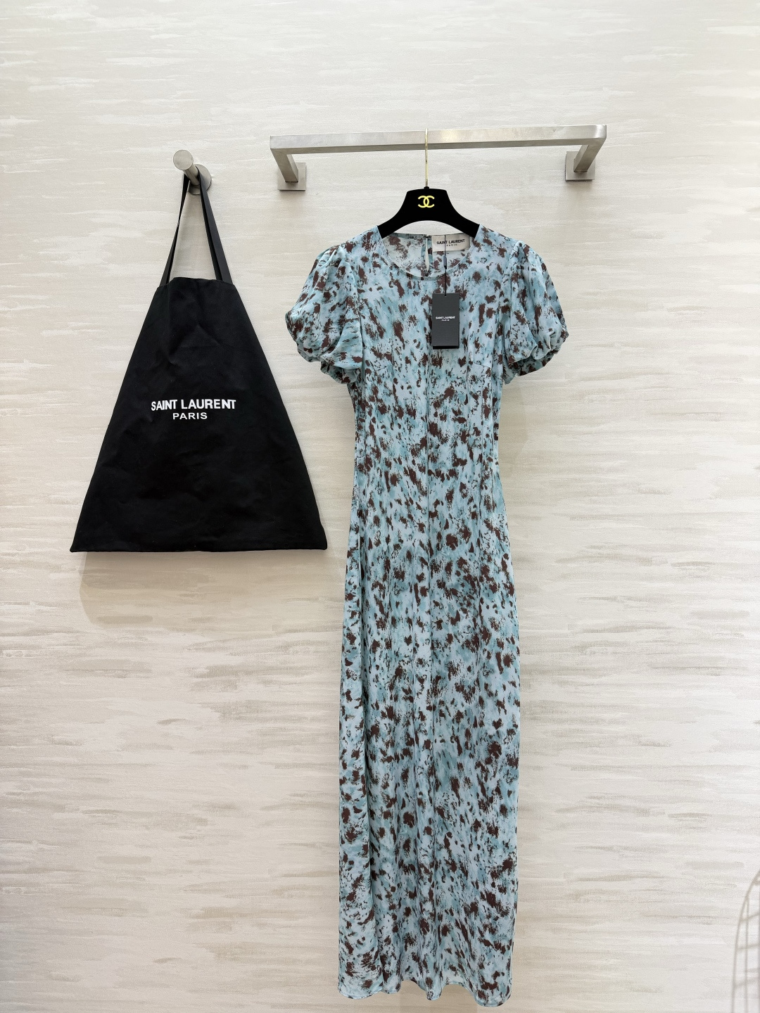 NO:933563,ysl smudged floral long dress Unique blue and brown ink floral print Puffed short-sleeve design Softly modifies the arms Waist cut optimizes body proportions Drape fabric Long skirt is elegant and flexible Full of atmosphere  laurent,skirts,T-shirt,19860909ysl晕染碎花长款连衣裙 独特蓝棕水墨碎花印花 泡泡短袖设计 柔和修饰手臂 收腰剪裁优化身形比例 垂感面料 长款裙摆飘逸灵动 氛围感拉满 l出游拍照出片 日常穿精致大方 高品质定制 现货首发sizeS/M/L/XL（M码肩宽33,胸围88,裙长137）,圣罗兰-服装,saint laurent,saint laurent,skirts,T-shirt,,Women's clothing