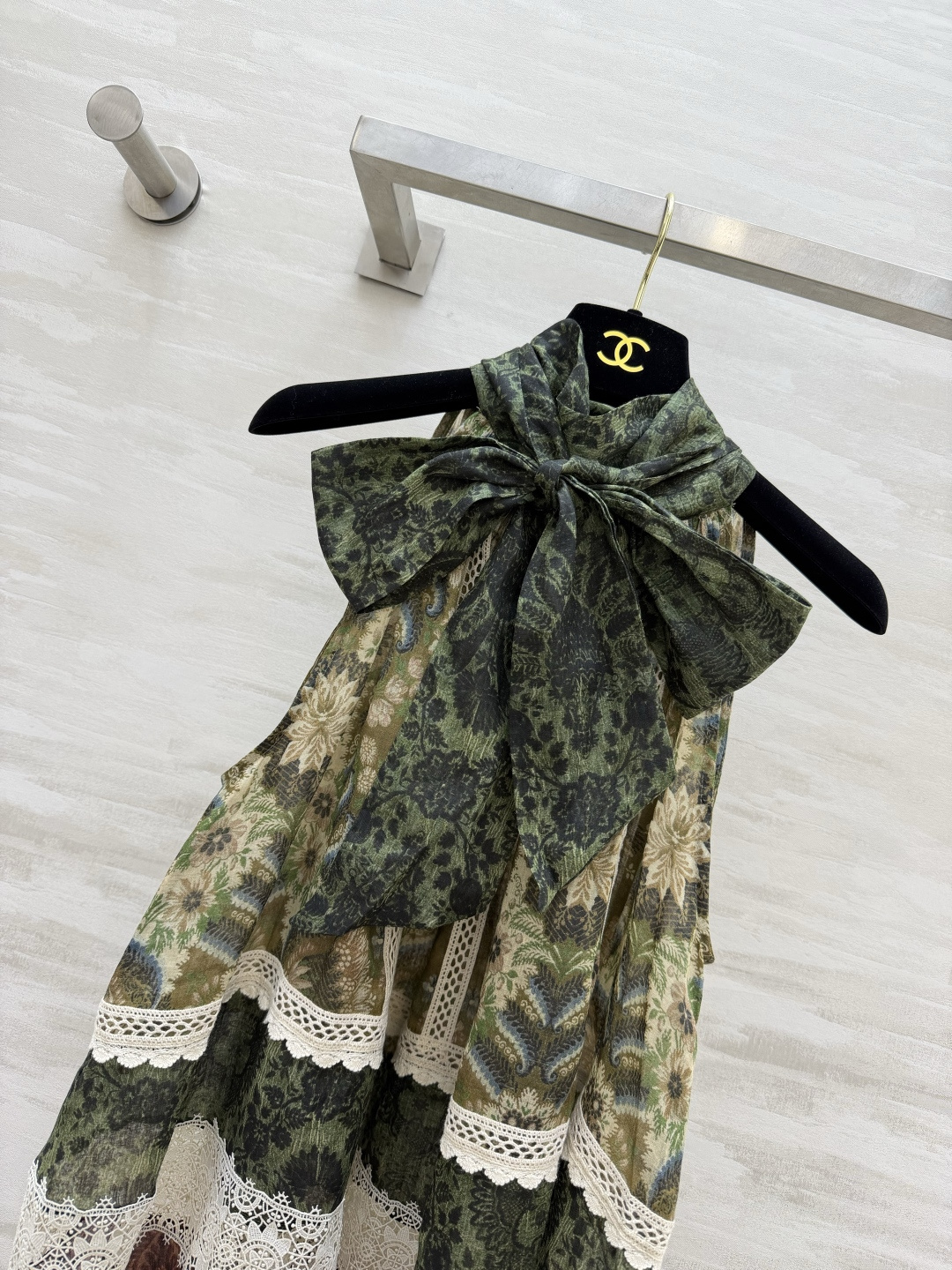 ▪️Zimm²⁶复古挂脖拼色碎花上衣 领口蝴蝶结系带 挂脖设计展露肩颈 绿棕复古印花拼接 多层蕾丝花边点缀 层次感拼接裙
