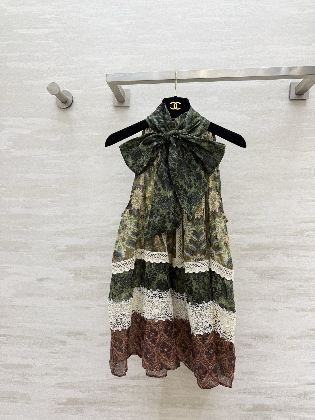 NO:933569,Zimm retro halterneck color-blocked floral top with bow ties at the neck. The halterneck design exposes the shoulders and neck. Green and brown retro print splicing. Multi-layered lace embellishment. Layered splicing skirt. The tailoring is smart but not rigid. The upper body is refreshing and elegant. The first choice for vacation and date wear. The retro atmosphere is in place!  High-quality customization, available in stock first size S/M/L (S size bust 184, length 70.5), Zimmerman-clothing, skirts,19860909Zimm复古挂脖拼色碎花上衣 领口蝴蝶结系带 挂脖设计展露肩颈 绿棕复古印花拼接 多层蕾丝花边点缀 层次感拼接裙摆 剪裁灵动不呆板 上身清爽飘逸 度假、约会穿搭首选 复古氛围感拿捏到位！高品质定制 现货首发sizeS/M/L（s码胸围184,衣长70.5）,兹默曼-服装,skirts,,Women's clothing