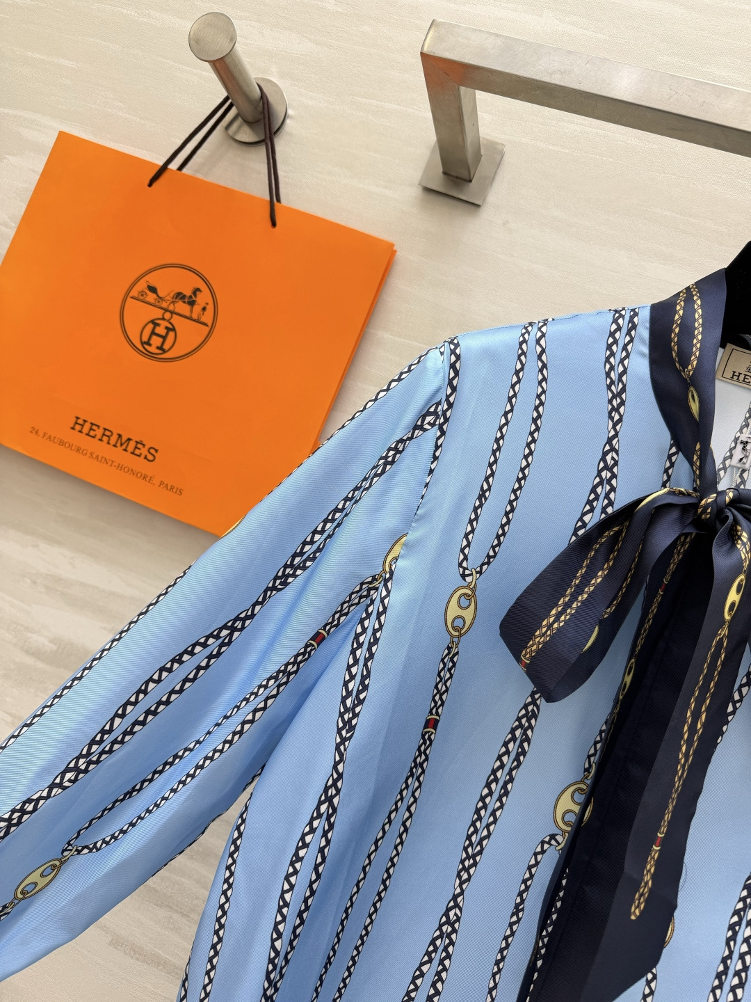 Hermès²⁶链条印花飘带真丝衬衫💙清爽浅蓝底色 经典锁链竖纹印花 复古贵气氛围感拉满 领口藏青撞色飘带蝴蝶结 可系可