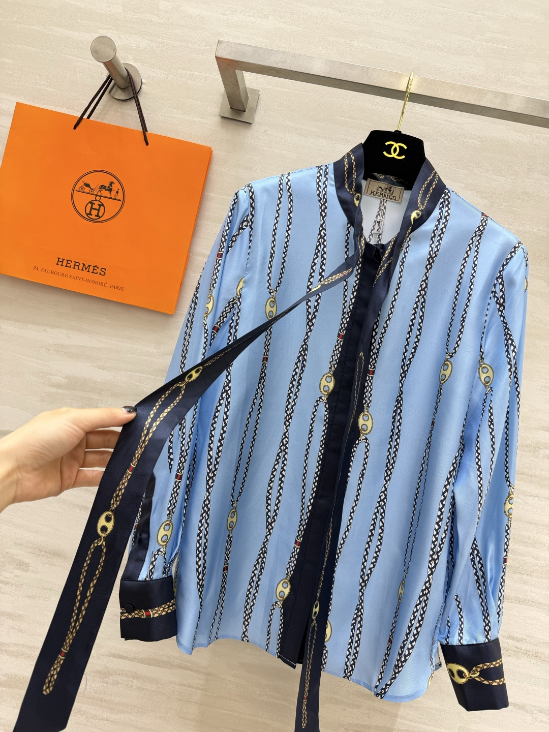 Hermès²⁶链条印花飘带真丝衬衫💙清爽浅蓝底色 经典锁链竖纹印花 复古贵气氛围感拉满 领口藏青撞色飘带蝴蝶结 可系可