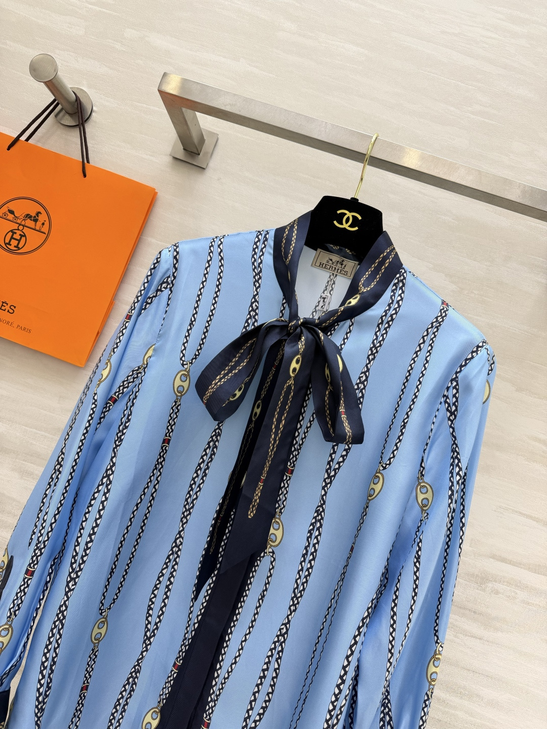 Hermès²⁶链条印花飘带真丝衬衫💙清爽浅蓝底色 经典锁链竖纹印花 复古贵气氛围感拉满 领口藏青撞色飘带蝴蝶结 可系可