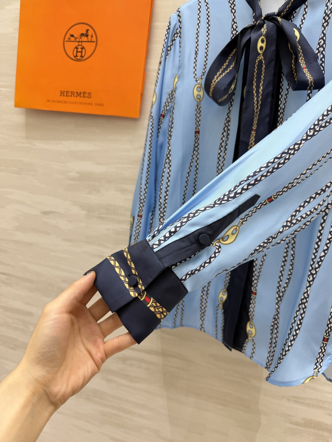 Hermès²⁶链条印花飘带真丝衬衫💙清爽浅蓝底色 经典锁链竖纹印花 复古贵气氛围感拉满 领口藏青撞色飘带蝴蝶结 可系可