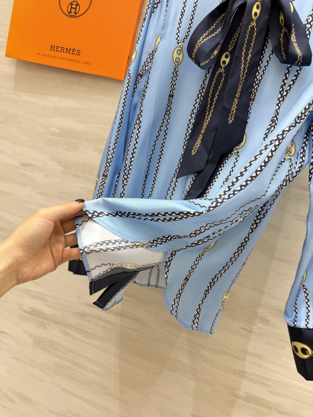Hermès²⁶链条印花飘带真丝衬衫💙清爽浅蓝底色 经典锁链竖纹印花 复古贵气氛围感拉满 领口藏青撞色飘带蝴蝶结 可系可